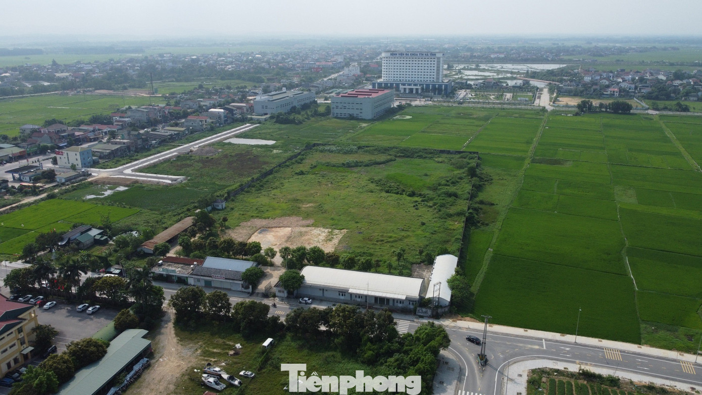 Để thực hiện dự án, UBND tỉnh Hà Tĩnh thu hồi gần 3,2 ha đất của 62 hộ dân ở các thôn Tân Phú, Thanh Phú, Bắc Phú, Liên Phú, Bắc Phú (xã Thạch Trung, TP Hà Tĩnh) giao cho Công ty TNHH bệnh viện Đa khoa Ngọc Linh xây dựng dự án bệnh viện.