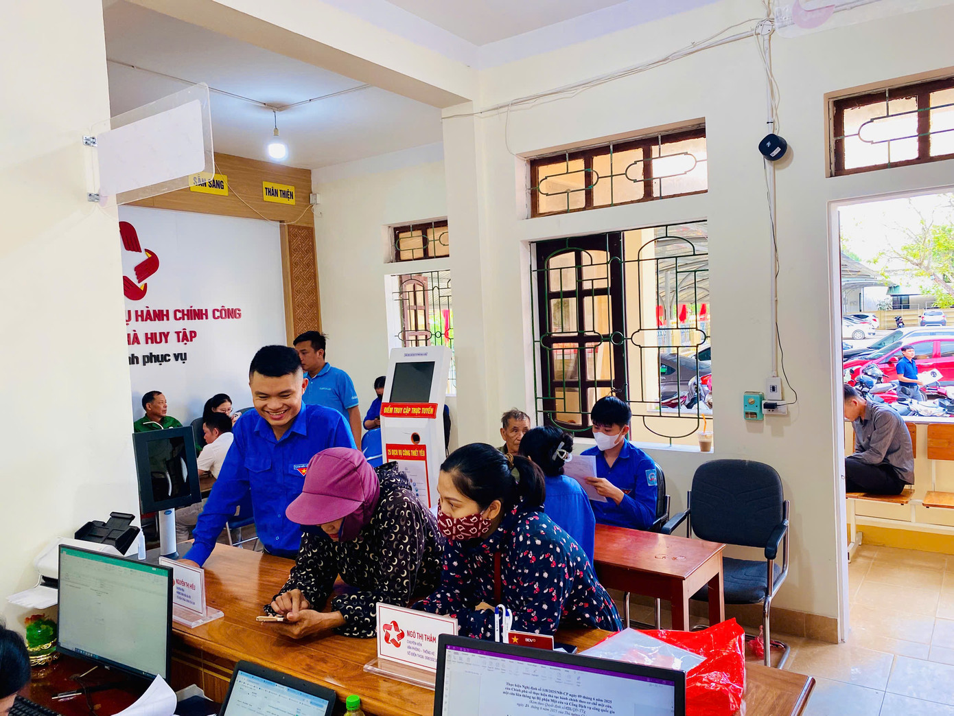 Tại phường Hà Huy Tập, đội hình thanh niên tình nguyện có mặt tại Trung tâm hành chính công để trực tiếp hướng dẫn người dân cài đặt, sử dụng ứng dụng VNeID, tích hợp các thông tin như bảo hiểm.