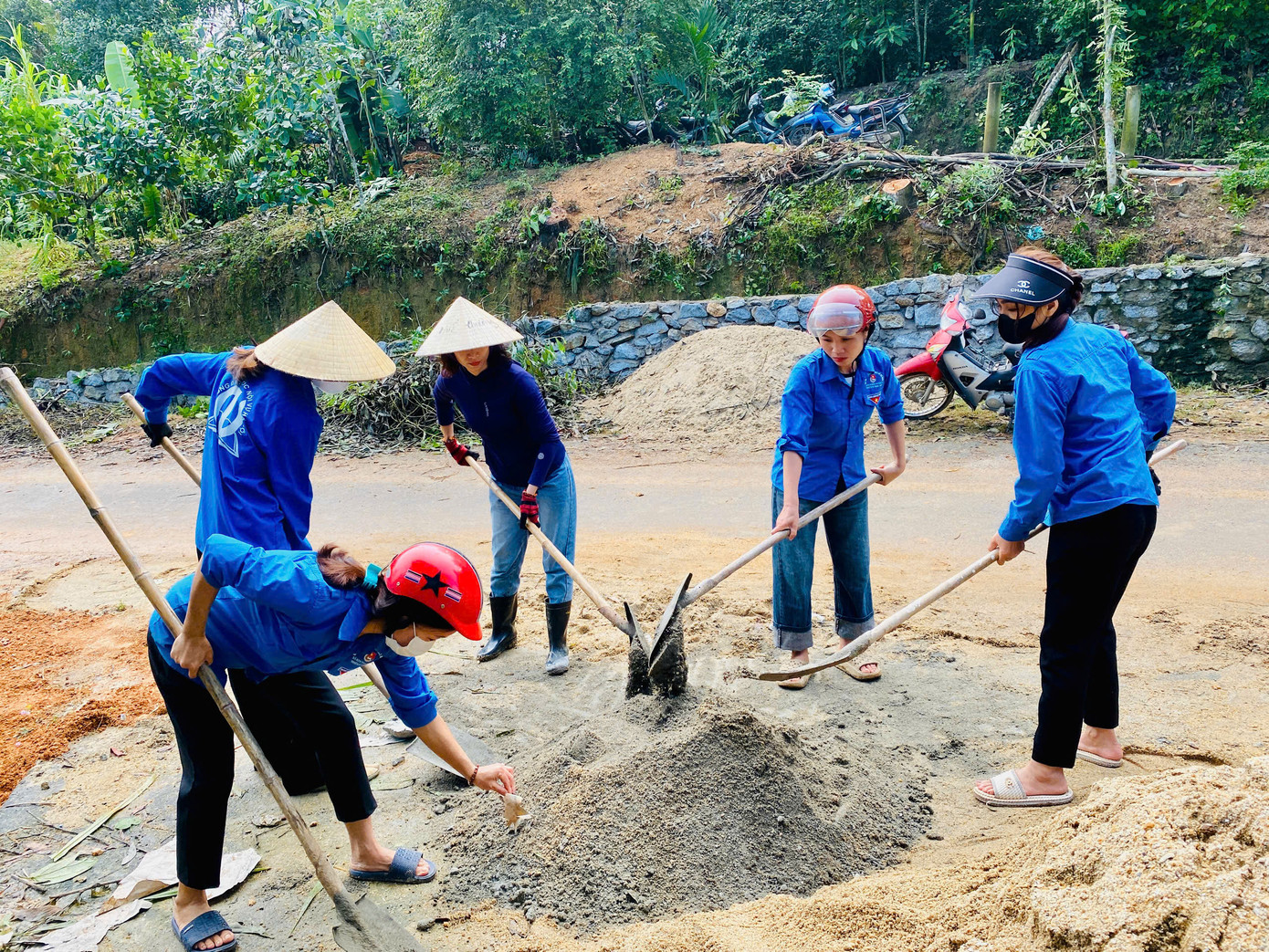 Anh Nguyễn Tiến Dũng - Bí thư Đoàn xã Kim Hoa cho biết, địa phương vừa hoàn thành 5km đường điện thanh niên thắp sáng làng quê với tổng giá trị hơn 150 triệu đồng. Số tiền này được vận động từ con em xa quê để thực hiện. Anh Nguyễn Tiến Dũng - Bí thư Đoàn xã Kim Hoa cho biết, địa phương vừa hoàn thành 5km đường điện thanh niên thắp sáng làng quê với tổng giá trị hơn 150 triệu đồng. Số tiền này được vận động từ con em xa quê để thực hiện.