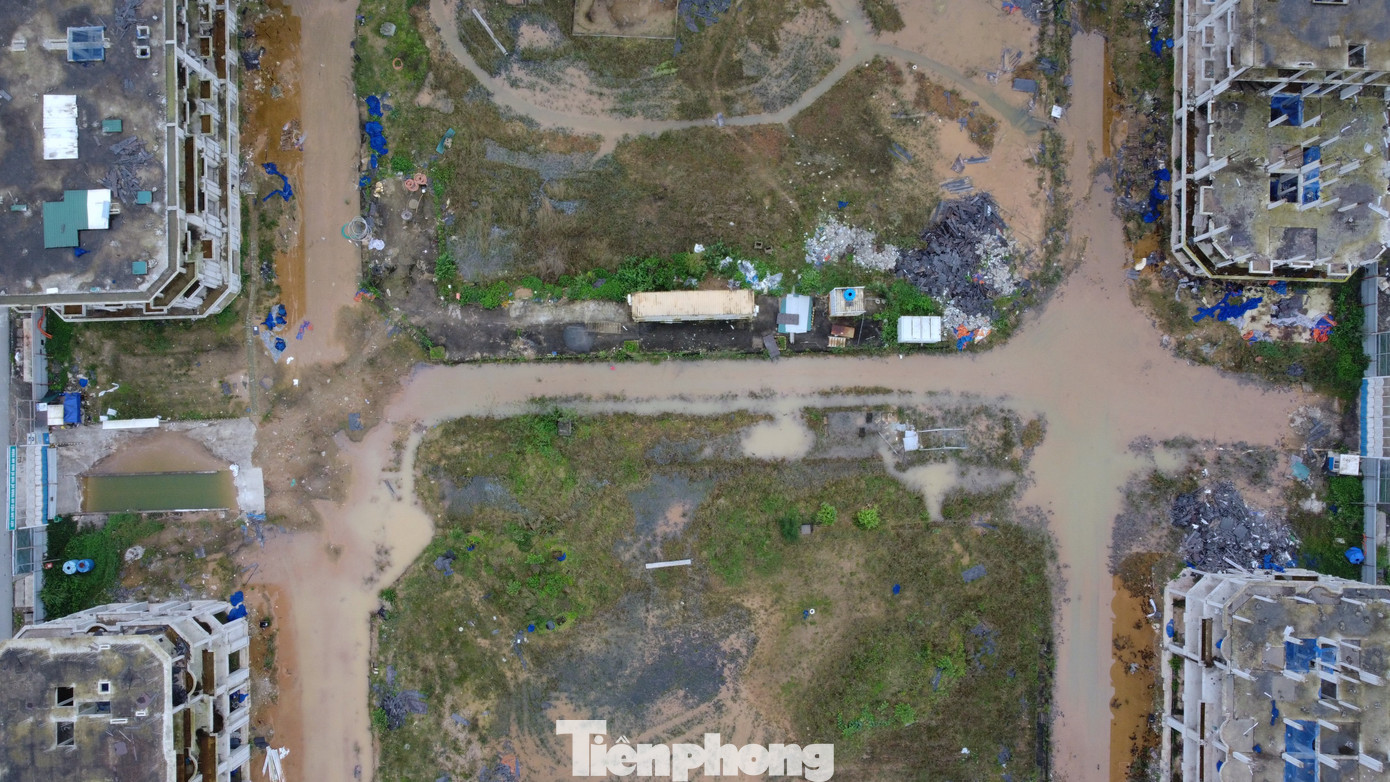 Nhiều hạng mục bên trong thi công dở dang, rồi bỏ hoang khiến cho khung cảnh trở nên nhếch nhác.