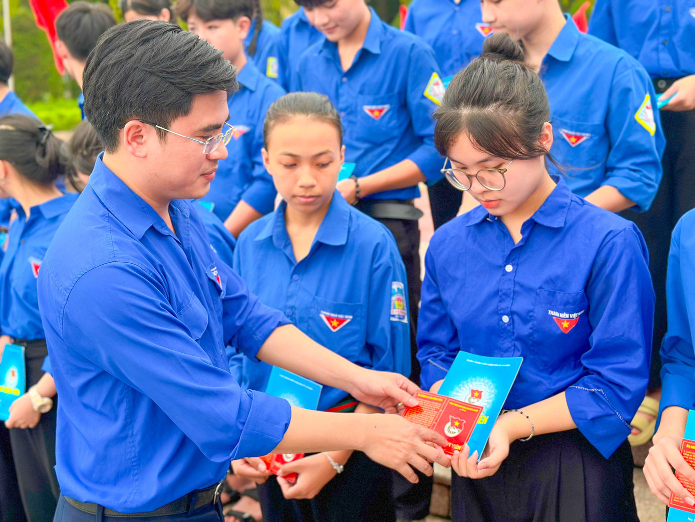 Nằm trong chuỗi chương trình, ban tổ chức đã tổ chức kết nạp cho 48 đoàn viên mới trường THCS Thạch Trung.