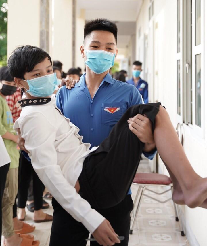 Một số thí sinh không thể di chuyển, tình nguyện viên phải bế vào tận phòng thi. Công tác phòng dịch được đảm bảo, y tế, công an, tình nguyện viên có mặt đầy đủ, hướng dẫn phụ huynh, học sinh rửa tay, đo thân nhiệt, đảm bảo giãn cách đúng cự ly trước khi vào phòng thi. Trong ngày mai (3/6), các thí sinh có nguyện vọng thi vào Trường THPT Chuyên Hà Tĩnh sẽ thi 7 môn. Trong đó, môn Toán và Ngữ văn thi vào buổi sáng và các môn Tiếng Anh, Vật lý, Hóa học, Sinh học, Tin học thi vào buổi chiều.