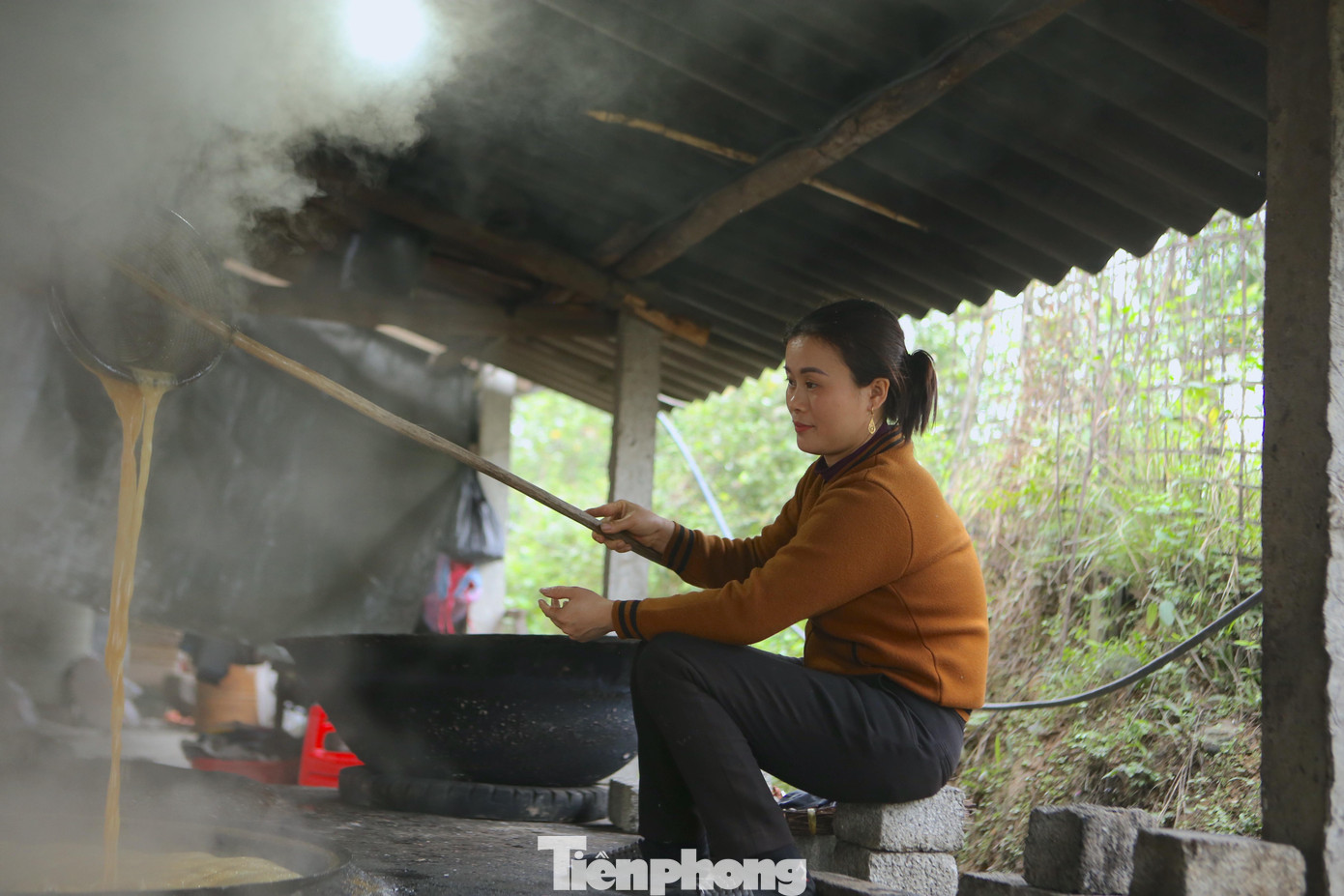 Gia đình chị Lê Thị Phương có thâm niên trên 10 năm gắn bó với nghề làm mật mía. Từ tháng 12 (ÂL) sau khi thu hoạch mía xong sẽ xuống giống. Đến 1 năm sau thì thu hoạch mía và nấu mật để phục vụ thị trường. Việc nấu mật cũng vất vả, thức khuya dậy sớm. Đợt này gia đình chị tập trung hết mọi người trong nhà hỗ trợ nấu mật, mỗi ngày nấu thành phẩm gần 2 tạ mật. Dự tính từ giờ đến Tết sẽ nấu được khoảng 15 tạ mật bán ra thị trường.