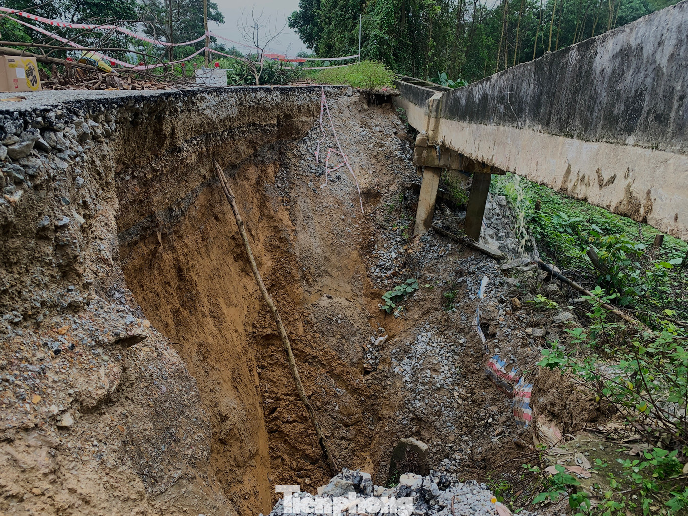 Sự cố sạt lở đường xảy ra vào ngày 14/11. Theo người dân địa phương, tại vị trí sạt lở trước đây có một hệ thống cống thoát nước từ khe suối chảy xuống sông.