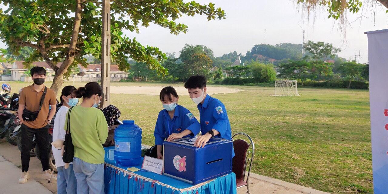 Công tác phòng dịch được đảm bảo, y tế, công an, tình nguyện viên có mặt đầy đủ, hướng dẫn phụ huynh, học sinh rửa tay, đo thân nhiệt, đảm bảo giãn cách đúng cự ly trước khi vào phòng thi. Trong ngày mai (3/6), các thí sinh có nguyện vọng thi vào Trường THPT Chuyên Hà Tĩnh sẽ thi 7 môn. Trong đó, môn Toán và Ngữ văn thi vào buổi sáng và các môn Tiếng Anh, Vật lý, Hóa học, Sinh học, Tin học thi vào buổi chiều.