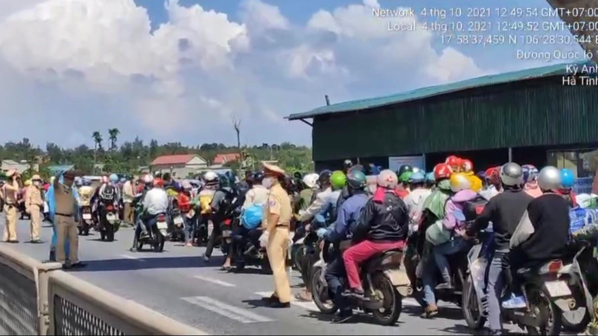 Cán bộ phòng CSGT cho hay, đoàn này có khoảng 600 người, có cả trẻ em, trong đó có vài chục người quê Hà Tĩnh, Nghệ An. Số còn lại về các tỉnh phía Bắc.