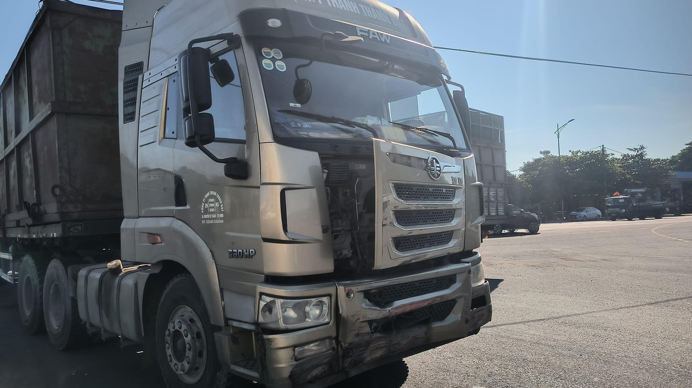 Chiếc xe đầu kéo bị hư hỏng nhẹ phần đầu.