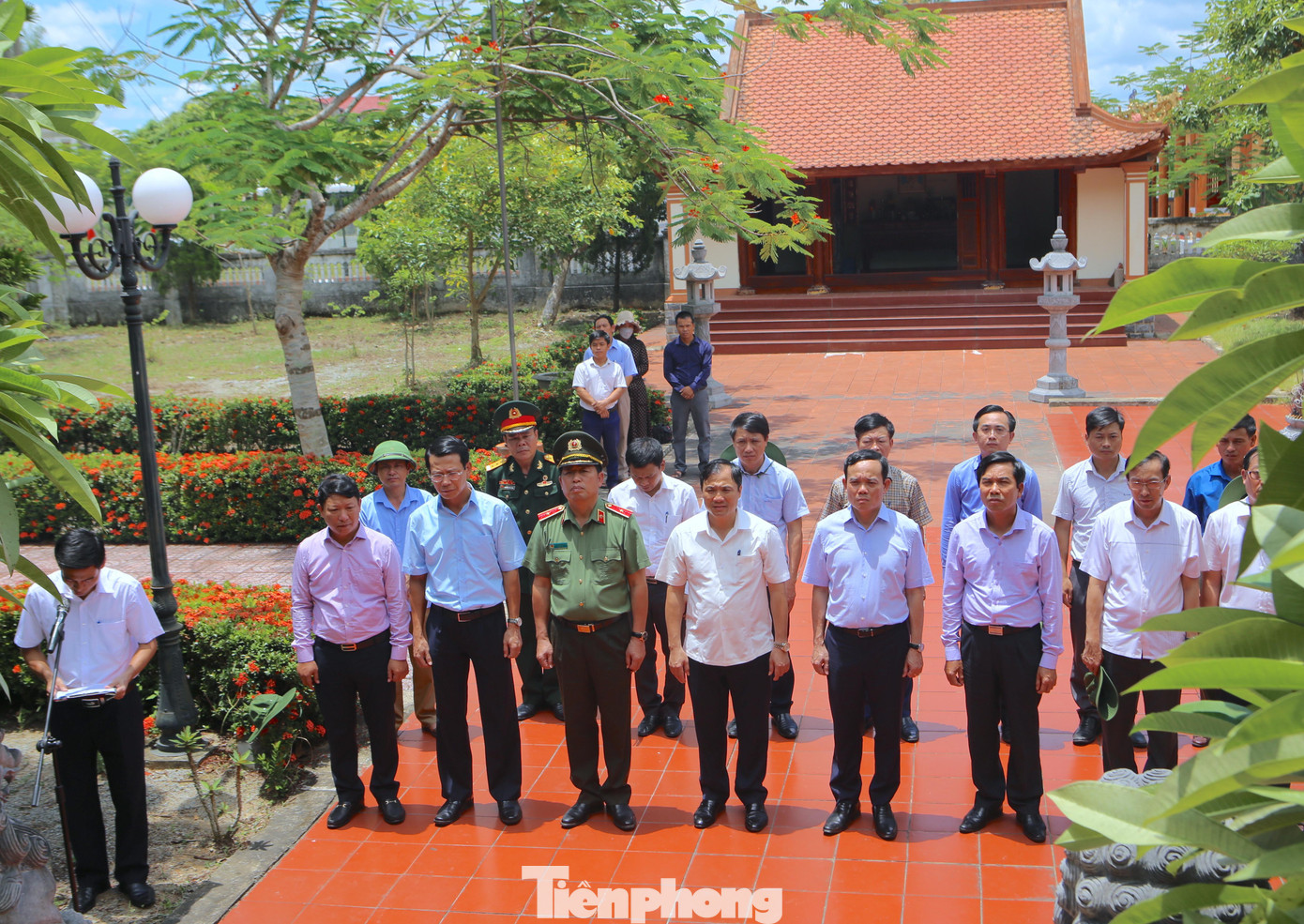 Hằng năm, dịp 15/4, 27/7 nhân dân địa phương vẫn đến Nhà bia - Miếu thờ các Liệt sĩ hy sinh tại cầu Nhe để thắp hương tưởng niệm những người con đã ngã xuống vì sự nghiệp giải phóng dân tộc. Trong ảnh lãnh đạo tỉnh Hà Tĩnh và thành phố Hải Phòng đến dâng hương tại khu tưởng niệm 53 liệt sĩ hy sinh tại cầu Nhe.