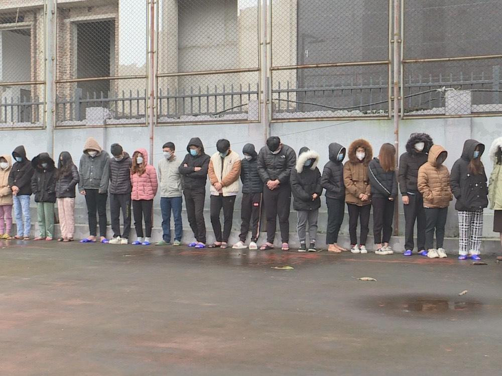 Nhóm đối tượng nằm trong đường dây lừa đảo trăm tỷ bị khởi tố. Nhóm đối tượng nằm trong đường dây lừa đảo trăm tỷ bị khởi tố.