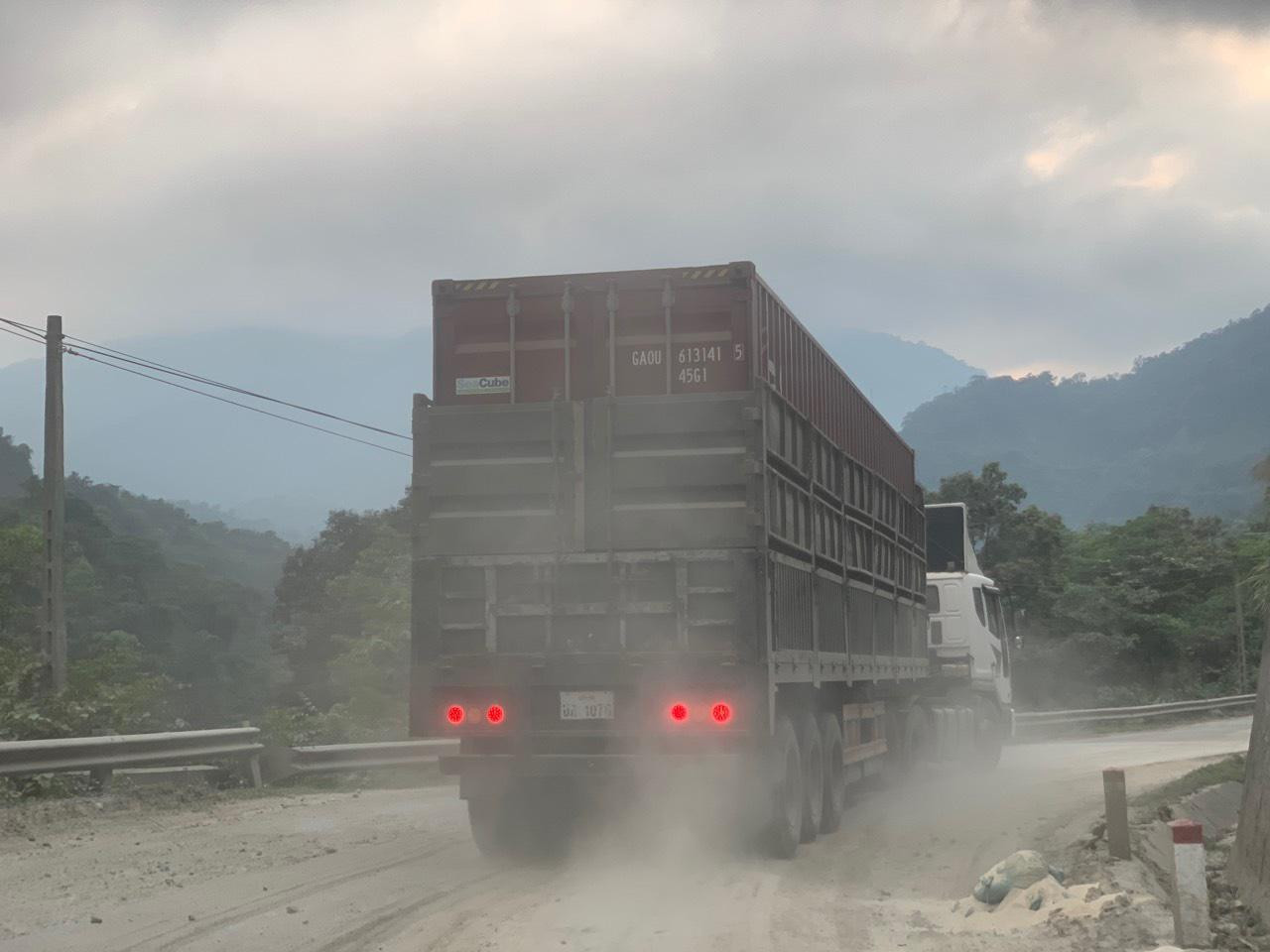 Đại diện Trạm Biên phòng Cửa khẩu Quốc tế Cầu Treo cho hay, trung bình mỗi ngày có khoảng 300 phương tiện lưu thông qua cửa khẩu. Vì lượng xe lưu thông cũng cao, trong khi đó tuyến đường đang được nâng cấp, sửa chữa, nhiều đoạn chỉ đi được 1 làn nên xảy ra tình trạng ùn tắc, và lật xe.