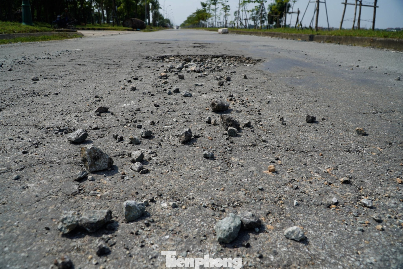 Ông Nguyễn Xuân Hậu - Phó Chủ tịch UBND xã Thạch Trung (thành phố Hà Tĩnh) cho biết, tuyến đường Ngô Quyền xuống cấp là do hệ thống thoát nước kém dẫn đến mưa lớn gây ngập, ngoài ra lưu lượng giao thông trên tuyến đường này khá đông. Việc đường xuống cấp nghiêm trọng không những gây khó khăn cho phương tiện giao thông qua lại mà đã có nhiều trường hợp bị tai nạn dẫn đến bị thương.