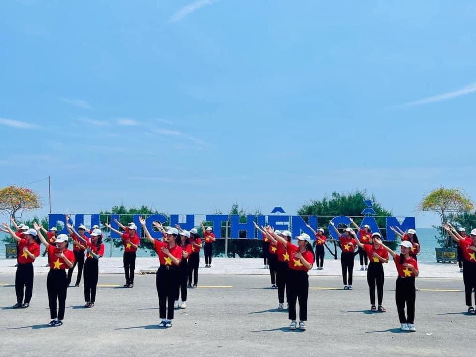 Nhiều thanh niên tham gia đồng diễn trên nền nhạc "Sứ mệnh thanh niên”.