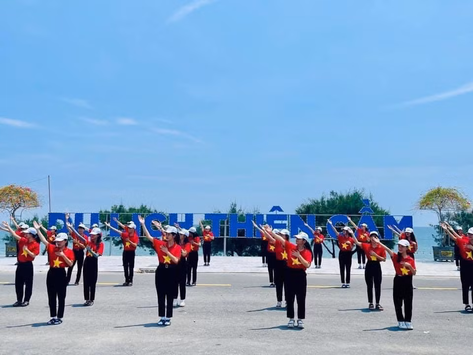 Nhiều thanh niên tham gia đồng diễn trên nền nhạc "Sứ mệnh thanh niên”.