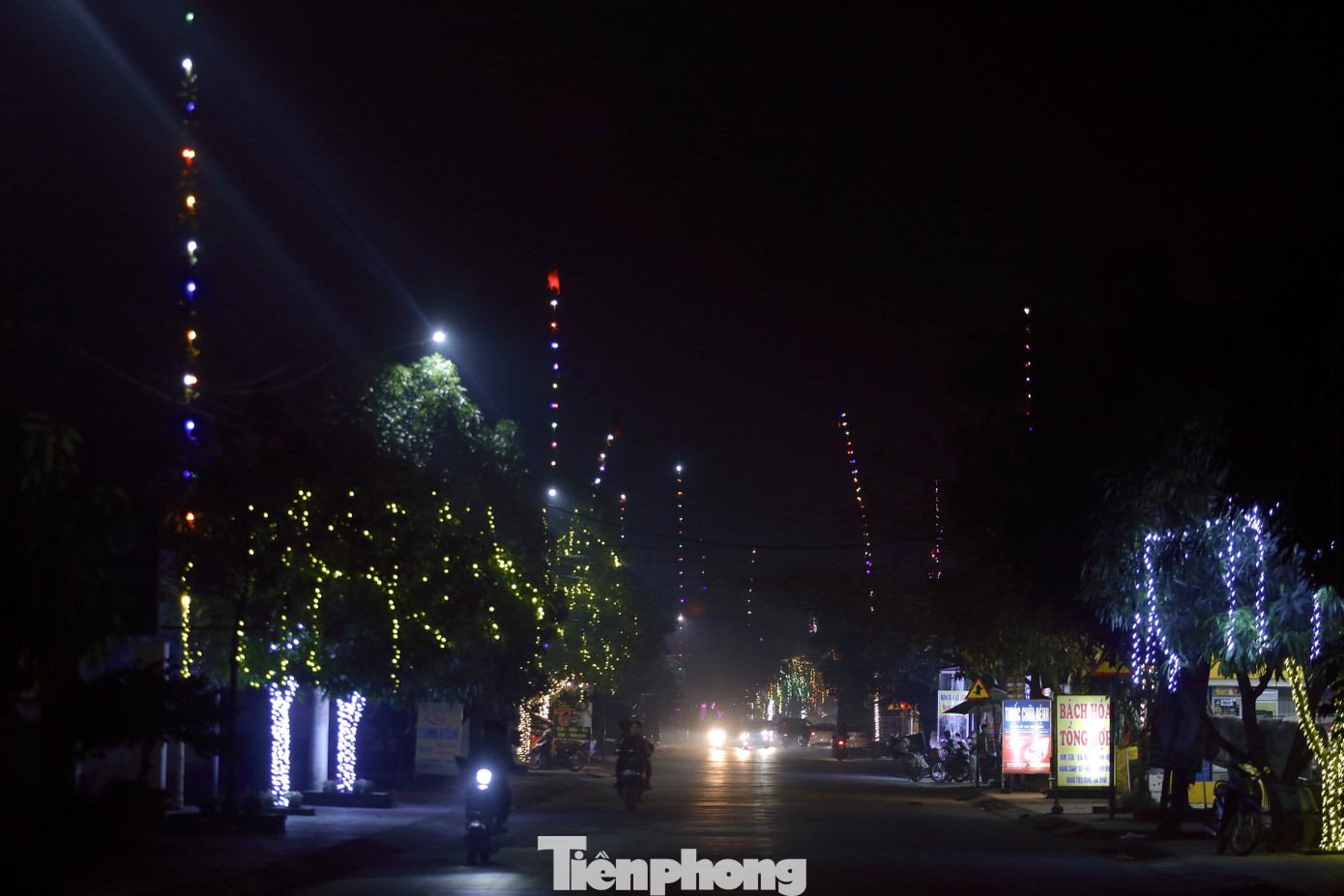 Việc trang trí cây nêu ngày Tết không chỉ chỉ theo quan niệm trừ tà mà còn cầu mong một năm mới an lành, may mắn, hạnh phúc, là dịp để cộng đồng cư dân được gắn kết với nhau. Trong ảnh những đường làng quê ngày Tết trở nên rộn ràng, ấm cúng.