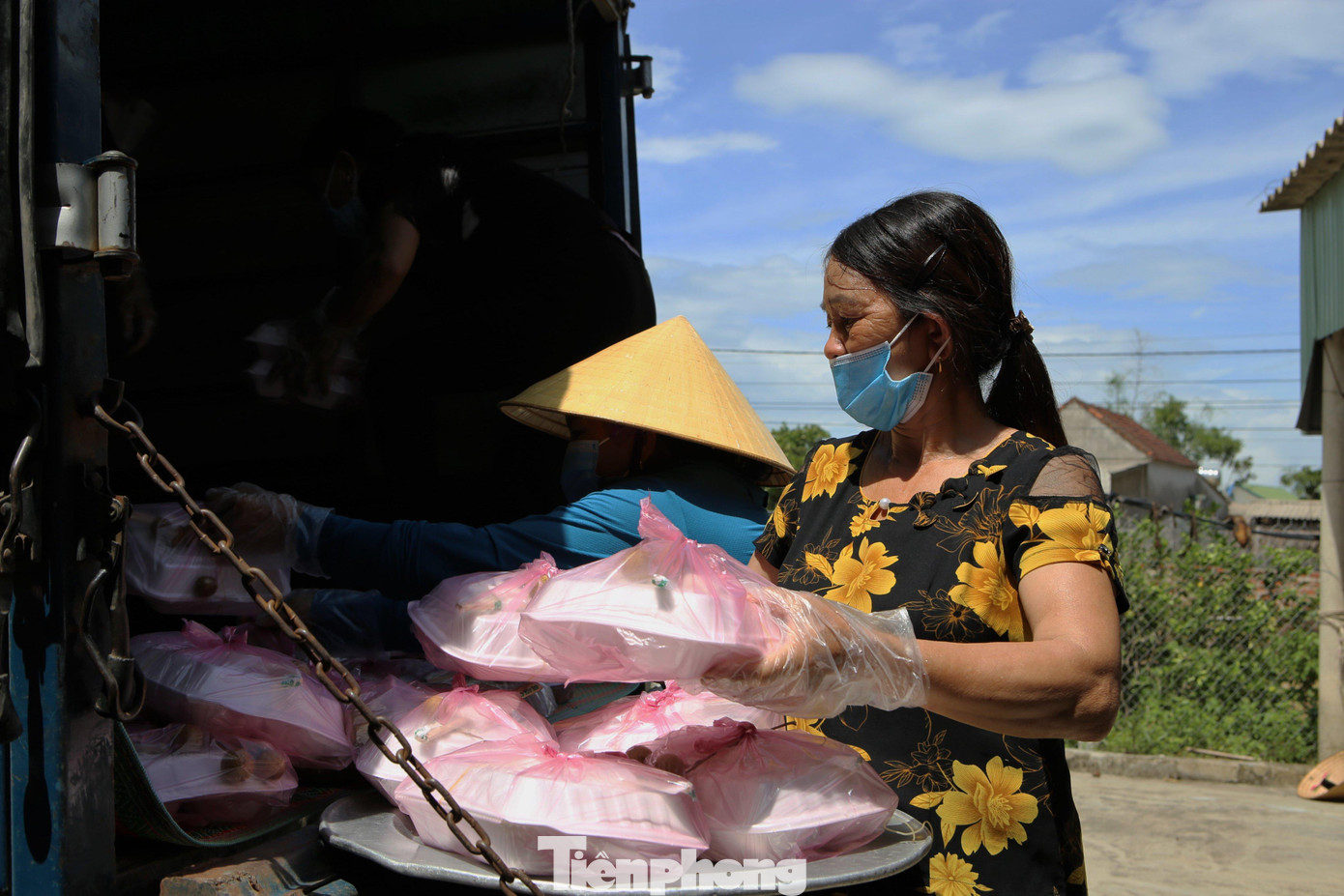 Bà Lê Thị Thuỷ - Chi hội trưởng hội phụ nữ thôn Chi Quan xã Cẩm Quan cho biết, sau hai ngày phát động thông báo hỗ trợ góp công, góp sức nấu ăn cho người đang cách ly, cả xóm 100% tham gia. Không kể già hay trẻ, người có thì vài trăm, người khó khăn 20 ngàn cũng đến ủng hộ. Hai buổi trưa kêu gọi, thôn tiếp nhận hơn 7 triệu đồng tiền mặt từ người dân, chưa kể còn mang gạo, rau củ đến để bếp nấu ăn.