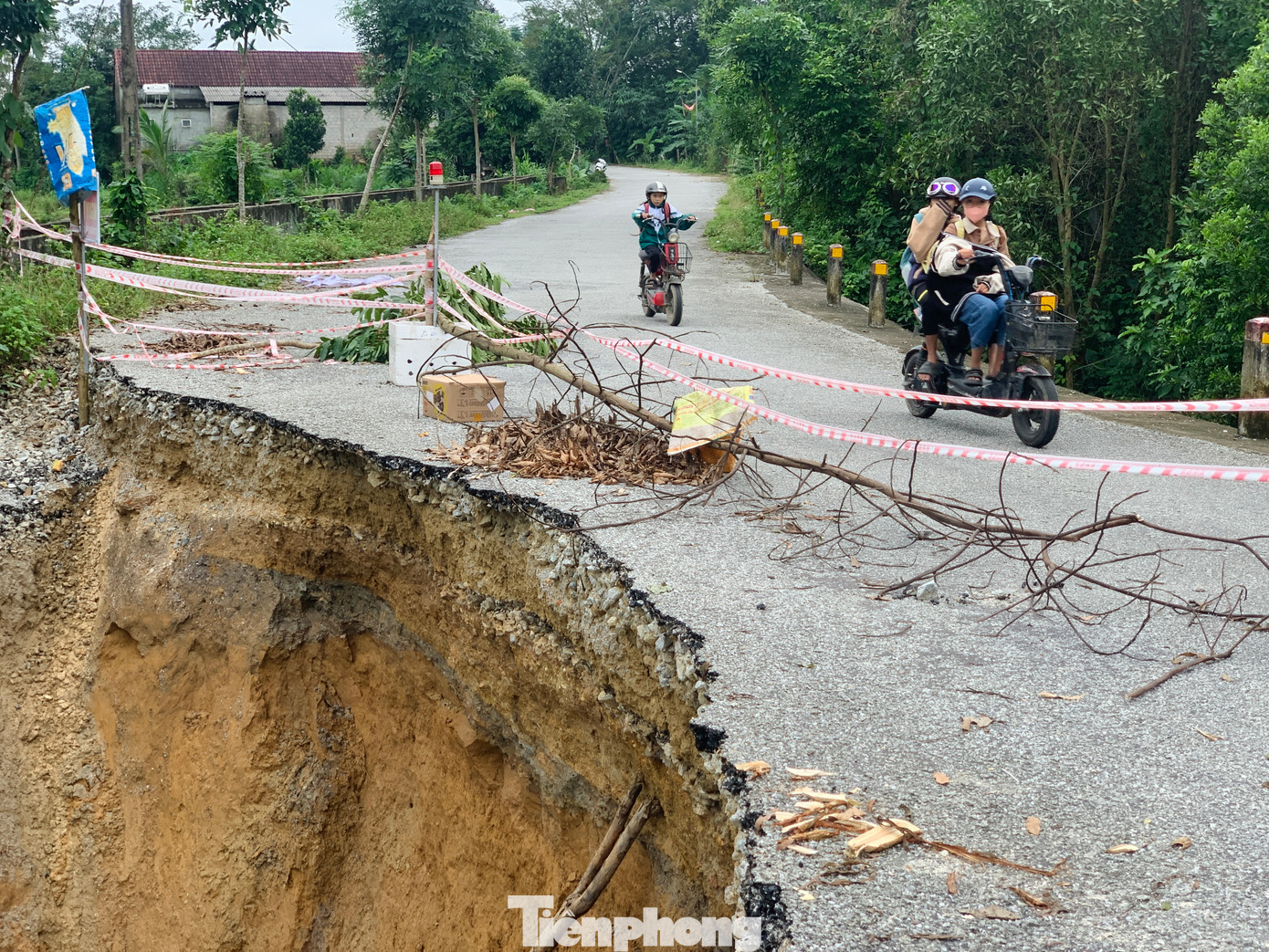 Qua ước tính ban đầu có gần 100m3 đất, đá, nền nhựa mặt đường bị sạt lở, sập, cuốn trôi theo dòng nước.