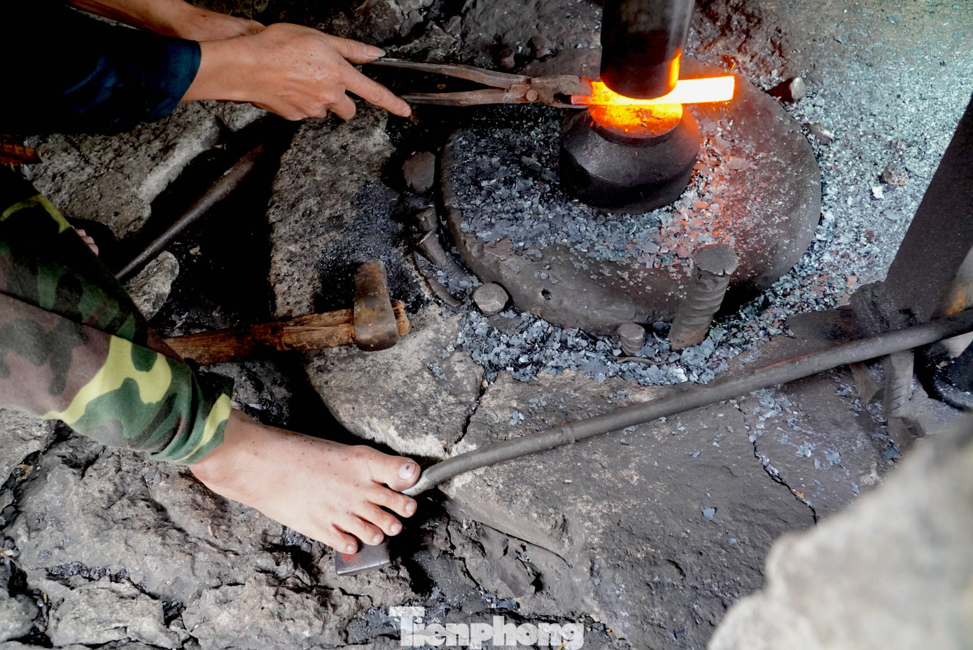 Nhiều thợ rèn Trung Lương chuyển dần từ làm thủ công sang máy móc. Những chiếc máy dập thép, máy mài, máy cắt... được đầu tư tạo năng suất cao hơn để đáp ứng nhu cầu thị trường. Nhiều thợ rèn Trung Lương chuyển dần từ làm thủ công sang máy móc. Những chiếc máy dập thép, máy mài, máy cắt... được đầu tư tạo năng suất cao hơn để đáp ứng nhu cầu thị trường.