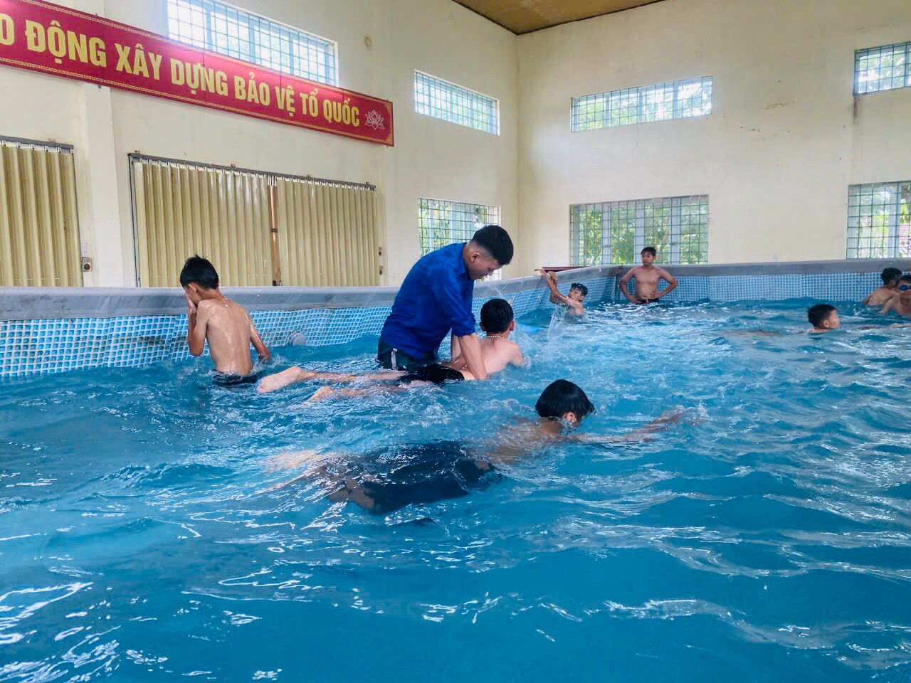 Nhiều lớp học bơi được những đoàn viên thanh niên hướng dẫn nhiệt tình.