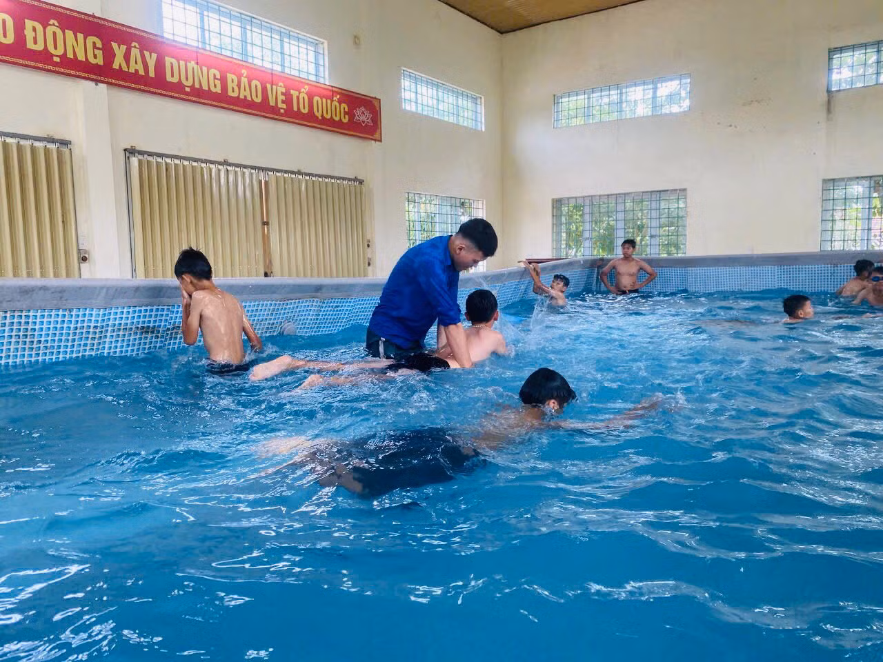 Nhiều lớp học bơi được những đoàn viên thanh niên hướng dẫn nhiệt tình.