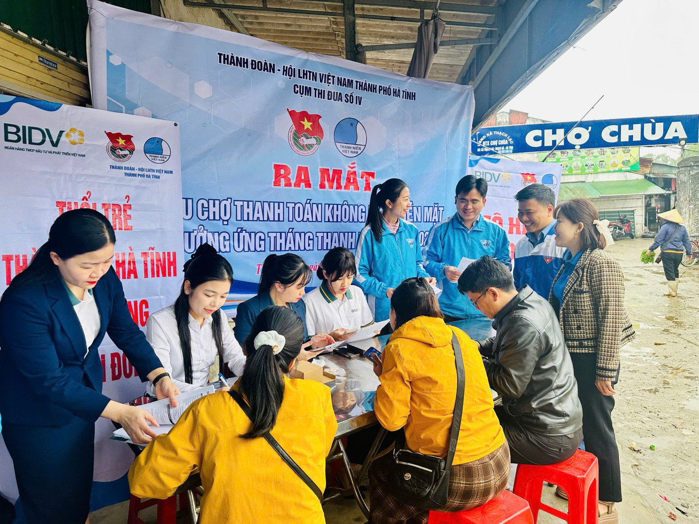 Tại các khu vực chợ, Thành Đoàn Hà Tĩnh đã có mặt hỗ trợ người dân triển khai lập các tài khoản để thanh toán không dùng tiền mặt.