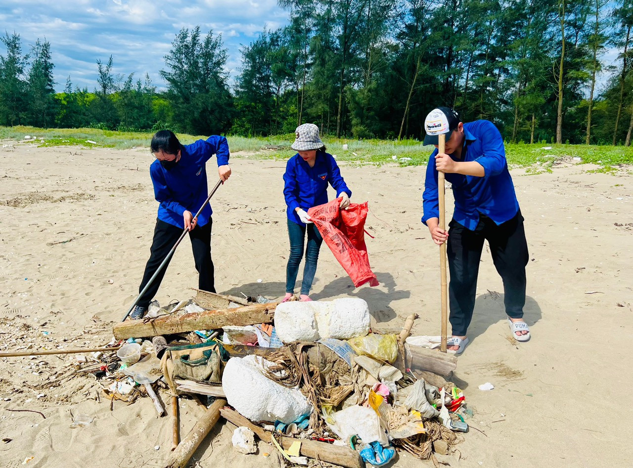 Hưởng ứng Ngày Chủ nhật xanh, tuổi trẻ Hà Tĩnh đã ra quân vệ sinh môi trường biển, các địa chỉ đỏ; chăm sóc, cải tạo cảnh quan nông thôn và đô thị; thu gom, xử lý, hướng dẫn phân loại rác thải. Ảnh: HN