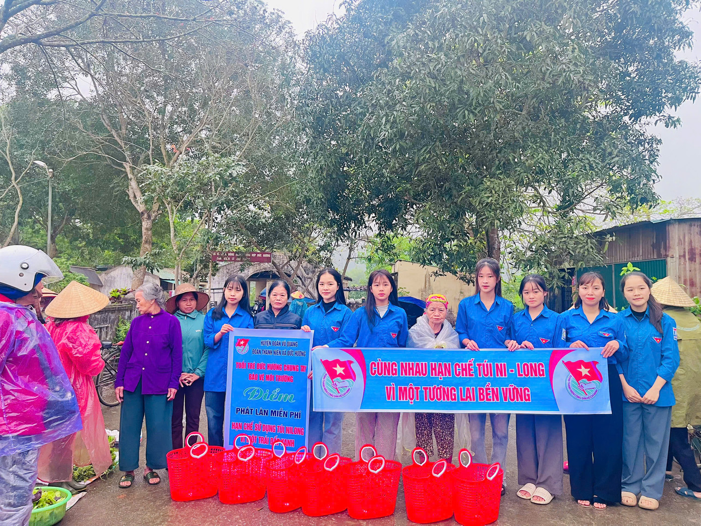 Tại huyện Vũ Quang cũng tổ chức tuyên truyền hạn chế sử dụng túi nilon, trao tặng làn nhựa đi chợ, giảm thiểu rác thải không tái chế tại điểm chợ trên địa bàn xã Đức Hương.