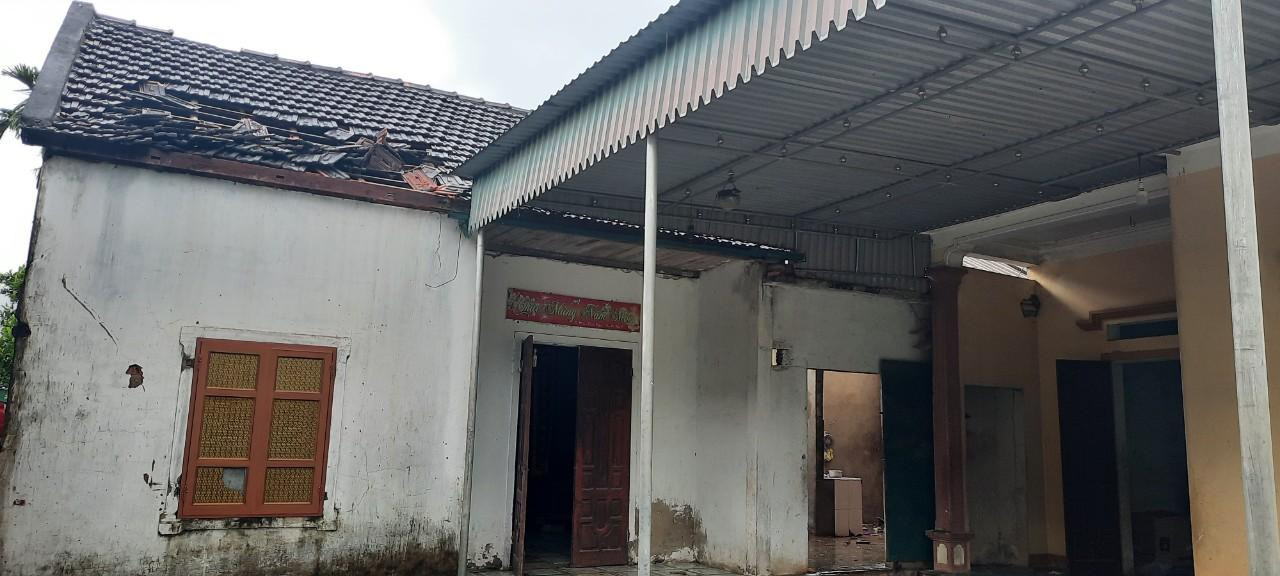 Theo thống kê, tại xã Thuần Thiện có hơn 10 nhà dân bị hư hỏng do lốc xoáy. Theo thống kê, tại xã Thuần Thiện có hơn 10 nhà dân bị hư hỏng do lốc xoáy.