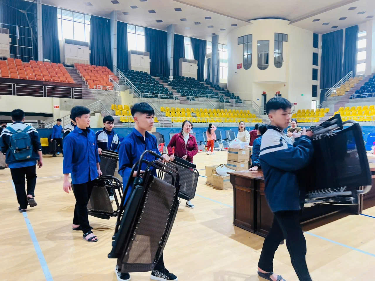 Đoàn viên thanh niên chuẩn bị các công tác nhằm đảm bảo nơi lấy máu an toàn. Đoàn viên thanh niên chuẩn bị các công tác nhằm đảm bảo nơi lấy máu an toàn.