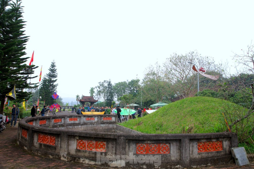 Sinh thời ông thường thả diều trên đỉnh núi Giả và hồ Sen. Trước khi đại danh y mất, ông dặn dò con cháu diều rơi ở đâu thì mai táng ông ở đó. Vị trí diều rơi chính là nơi mộ ông bây giờ, nằm ở chân núi Minh Tự, xã Sơn Trung. Trong ảnh là những cánh diều sáo tranh tài tại Lễ hội Hải Thượng Lãn Ông Lê Hữu Trác năm 2023.