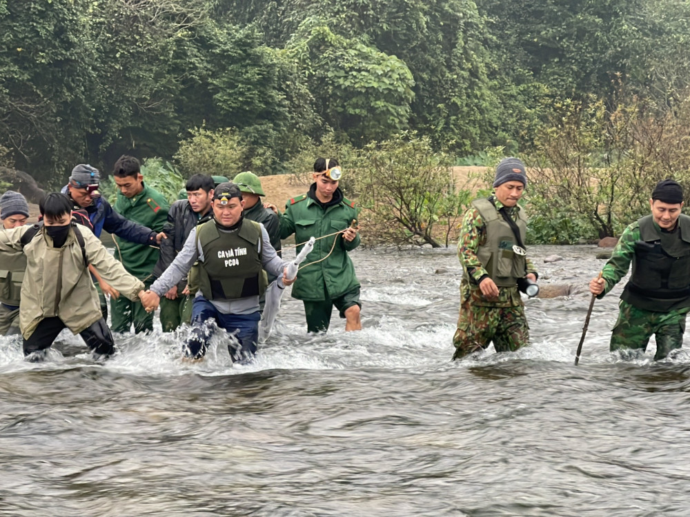 Lực lượng chức năng dẫn giải Sơn từ rừng ra ngoài.