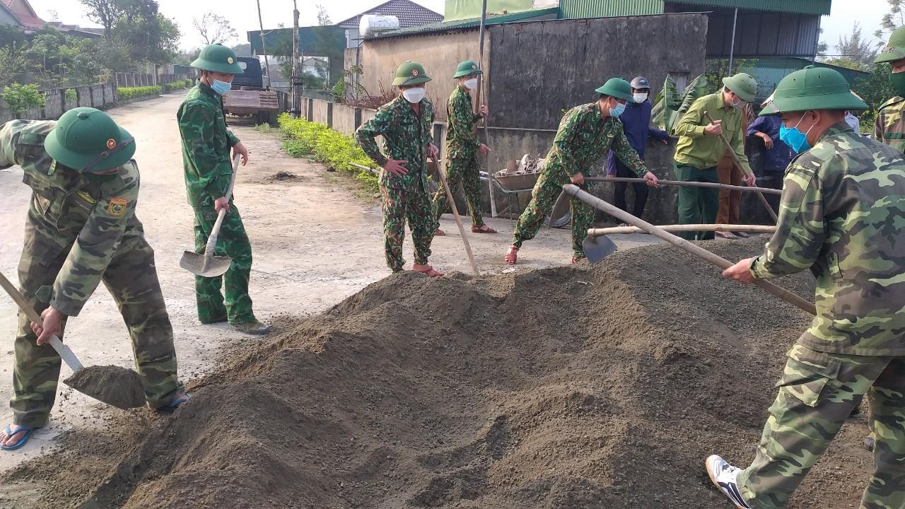Lực lượng biên phòng hỗ trợ người dân làm đường xây dựng nông thôn mới.