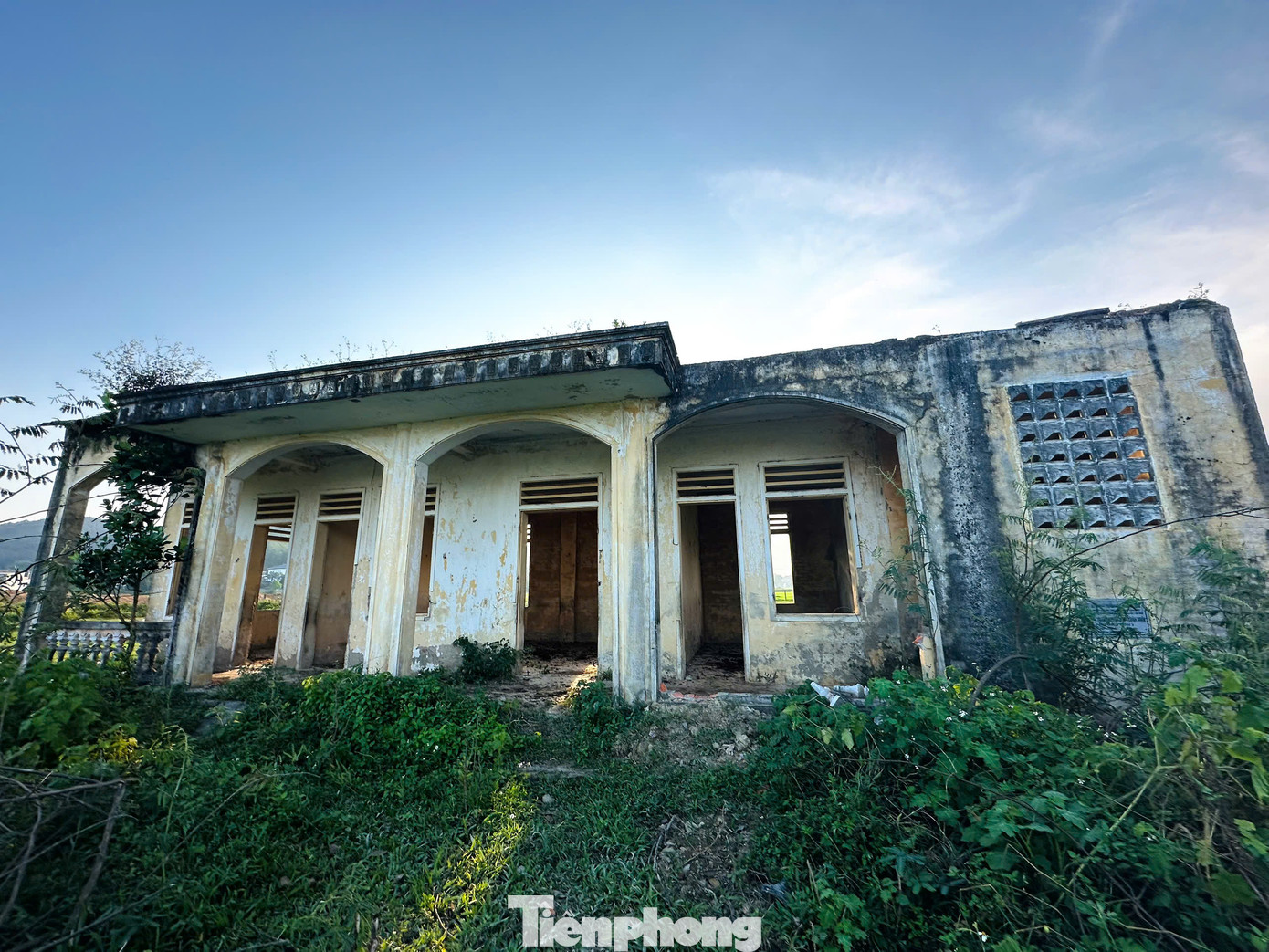 Tại trạm giống có hai toà nhà làm việc. Xung quanh các hệ thống cổng sắt, tường rào và các hạng mục bên trong trạm giống đã hư hỏng, đứt gãy.