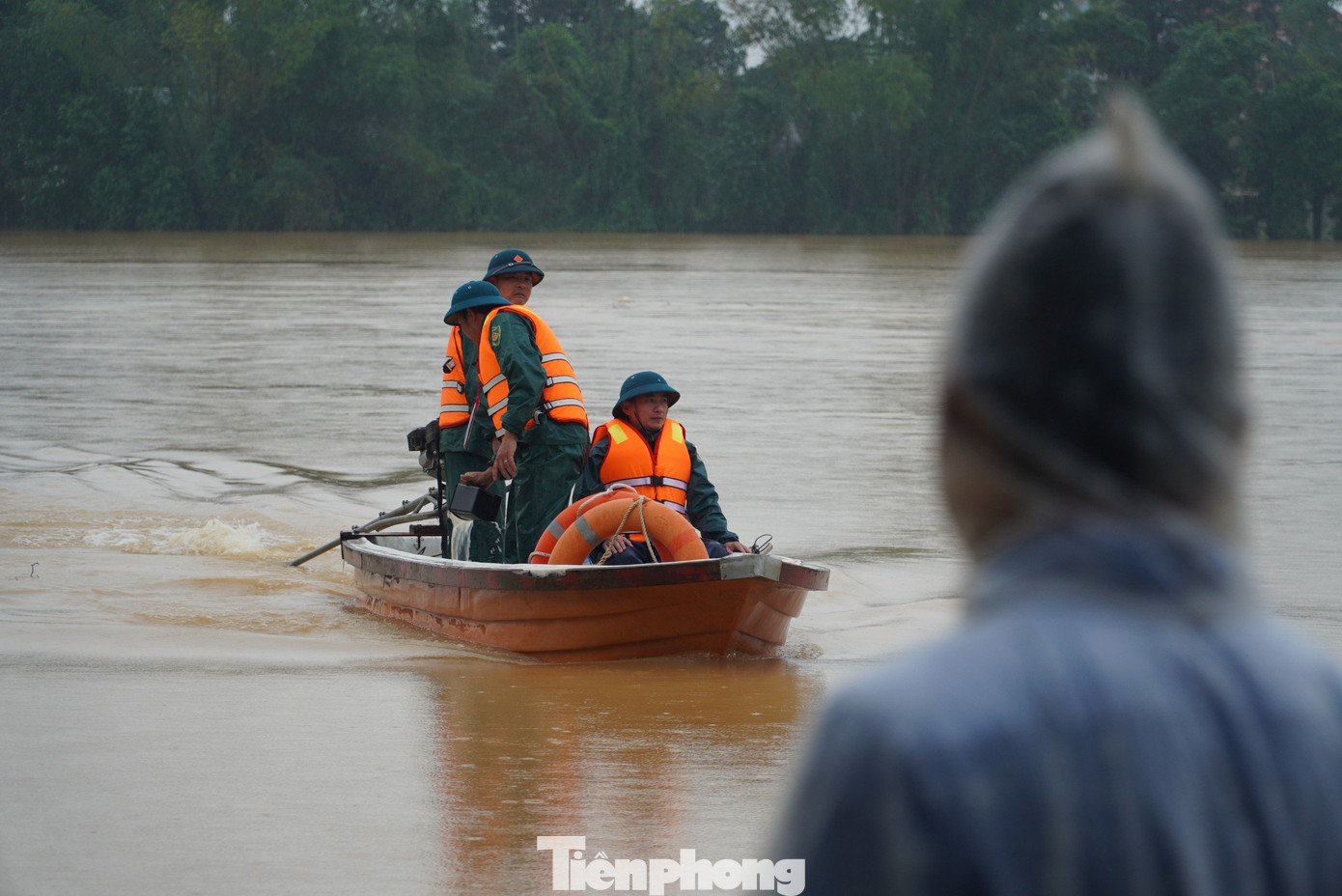 Ngành chức năng đang tiếp cận các hộ dân bị ngập lụt để hỗ trợ khắc phục thiệt hại do mưa lũ. Ngành chức năng đang tiếp cận các hộ dân bị ngập lụt để hỗ trợ khắc phục thiệt hại do mưa lũ.