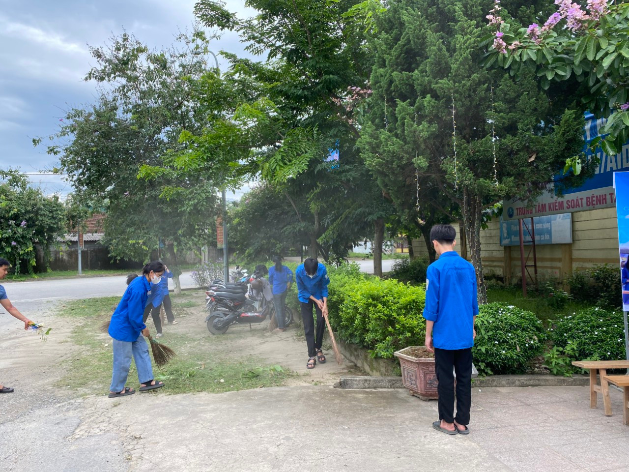 Tại huyện Vũ Quang công tác tổ chức, dọn dẹp và chuẩn bị nước... để hỗ trợ các thí sinh đã hoàn thành.