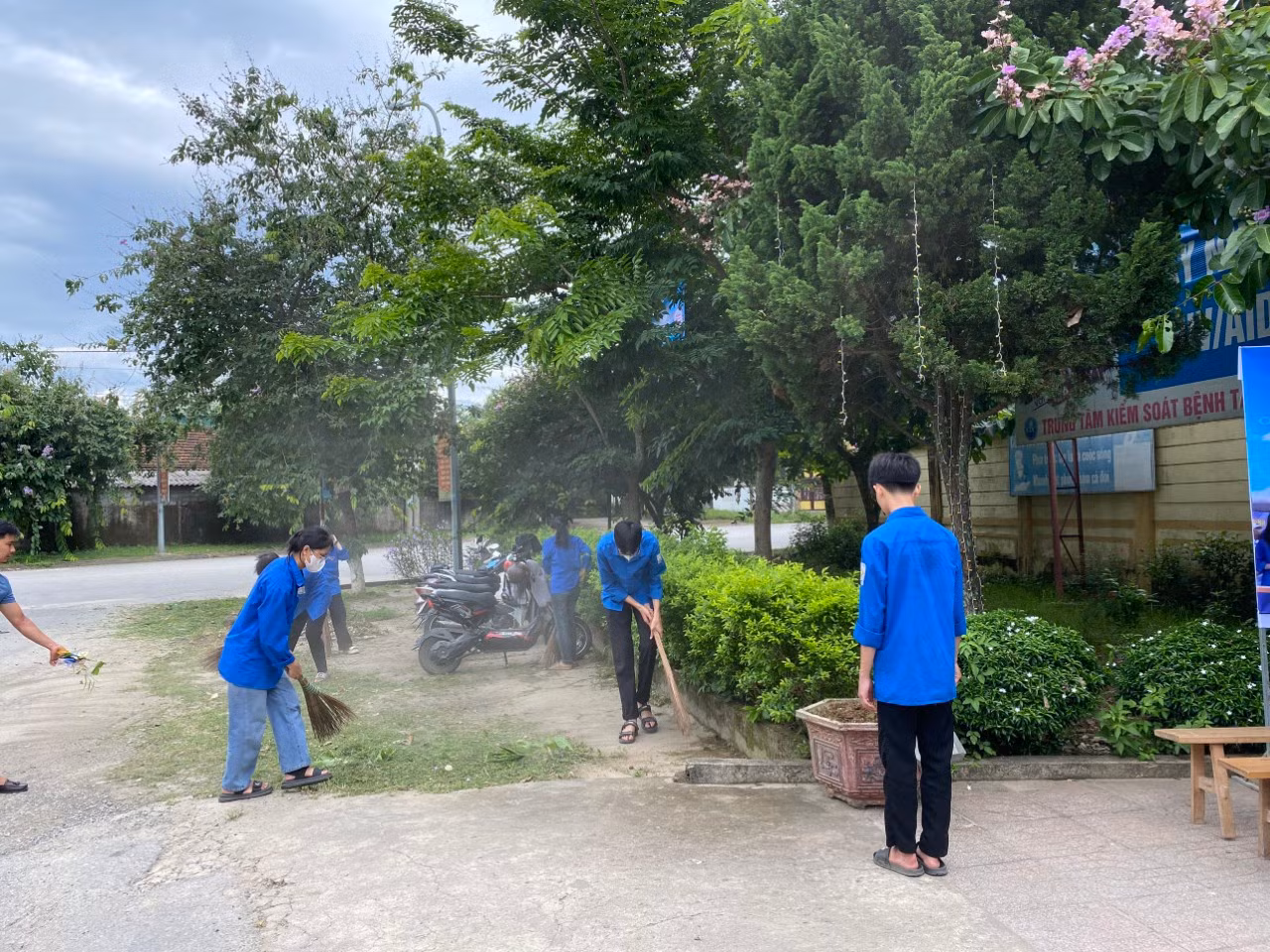 Tại huyện Vũ Quang công tác tổ chức, dọn dẹp và chuẩn bị nước... để hỗ trợ các thí sinh đã hoàn thành.