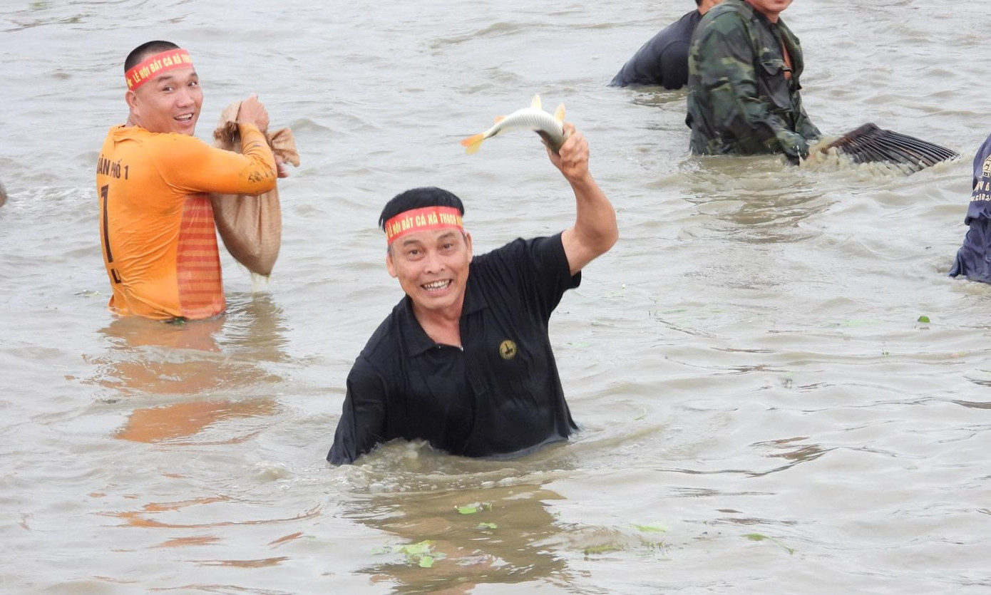 Lễ hội tạo nên không khí phấn khởi. Trong ảnh người đàn ông vui mừng sau khi bắt được cá.