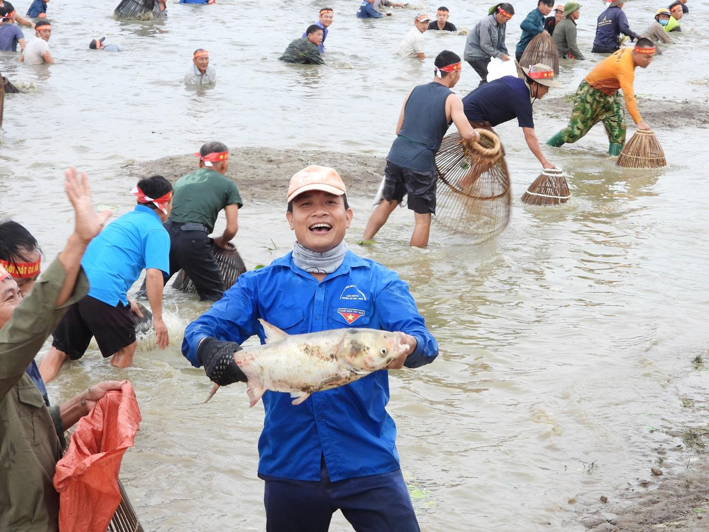 Sau khi bắt được cá, người dân sẽ đưa cá lên cao để mọi người cùng reo hò, chung niềm vui.