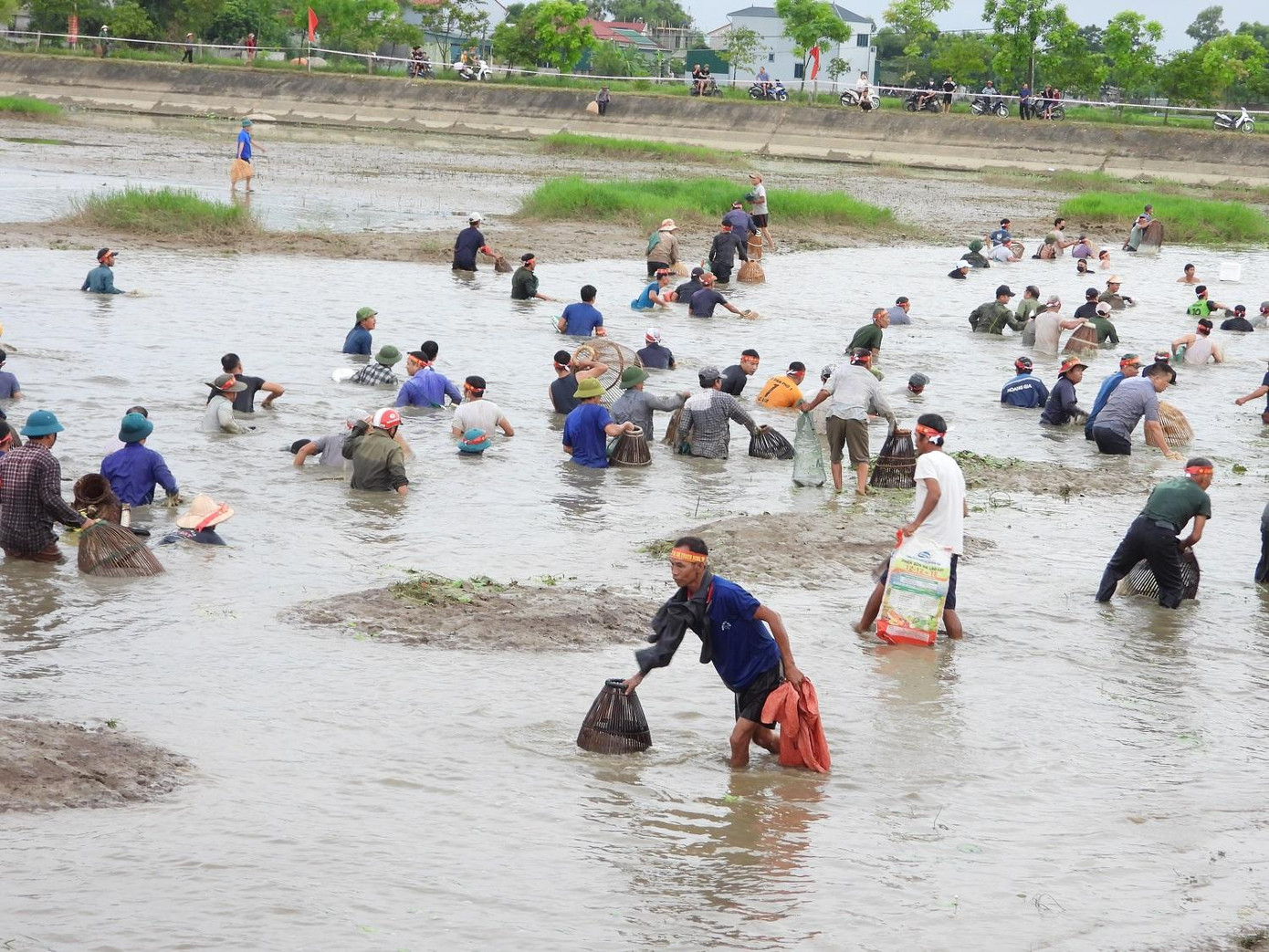 Lễ hội ước tính có sự tham gia của hơn 300 “nơm thủ” cùng nhiều người đứng tại bên bờ đập để cổ vũ.