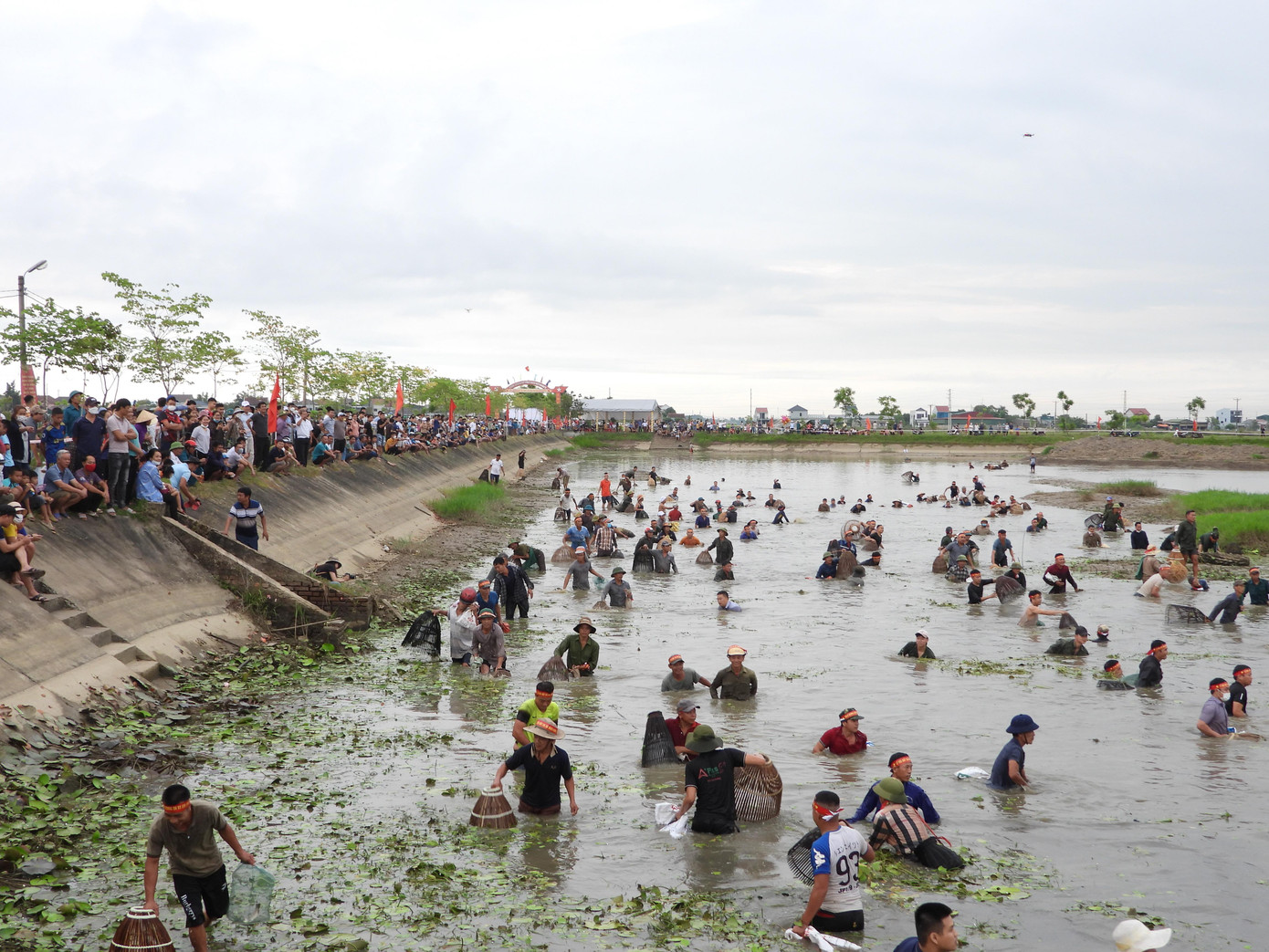 Ngày 7/8, hàng trăm người dân có già - trẻ, gái - trai đổ xô về tại hồ Đập Lổ, thôn Tiến Hưng, xã Thạch Hưng, thành phố Hà Tĩnh để tham gia bắt cá. Đây là lễ hội bắt cá truyền thống có từ gần 100 năm trước.