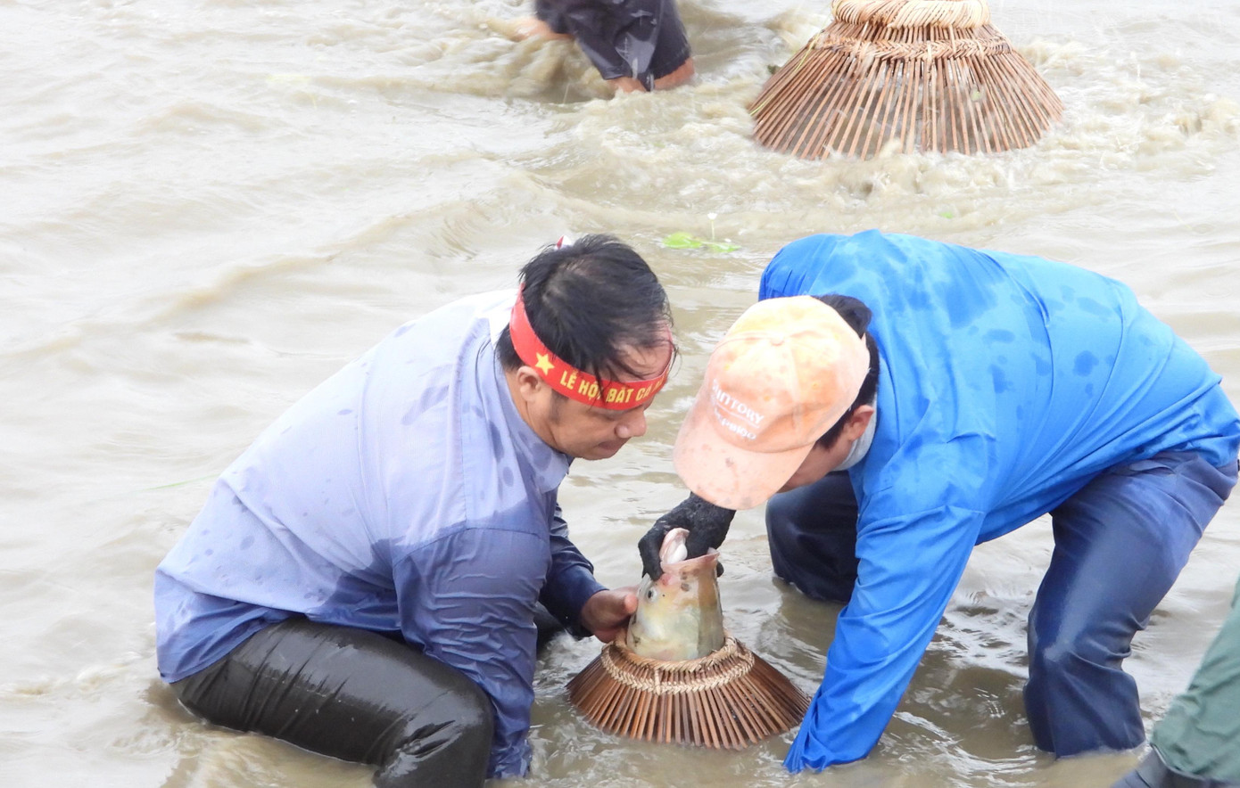 Ông Hồ Quốc Tuấn - Trưởng phòng Văn hóa thông tin UBND thành phố Hà Tĩnh cho biết, lễ hội bắt cá xã Thạch Hưng có từ khoảng gần 100 năm trước. Tuy nhiên một thời gian lễ hội bị mai một, năm nay được khôi phục lại nét văn hoá có từ lâu đời.