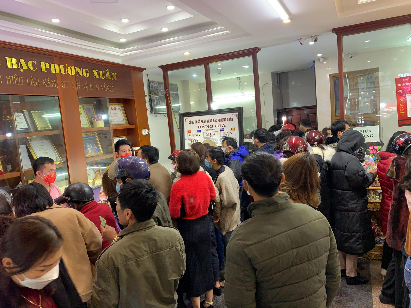 Bà Bùi Diệu Huyền - Chủ cửa hàng vàng Mai Xuân cho biết, năm nay lượng khách tới mua vàng trong ngày này đông hơn so với những năm trước. Do dịch nên số lượng người đặt mua vàng qua mạng cũng rất nhiều.