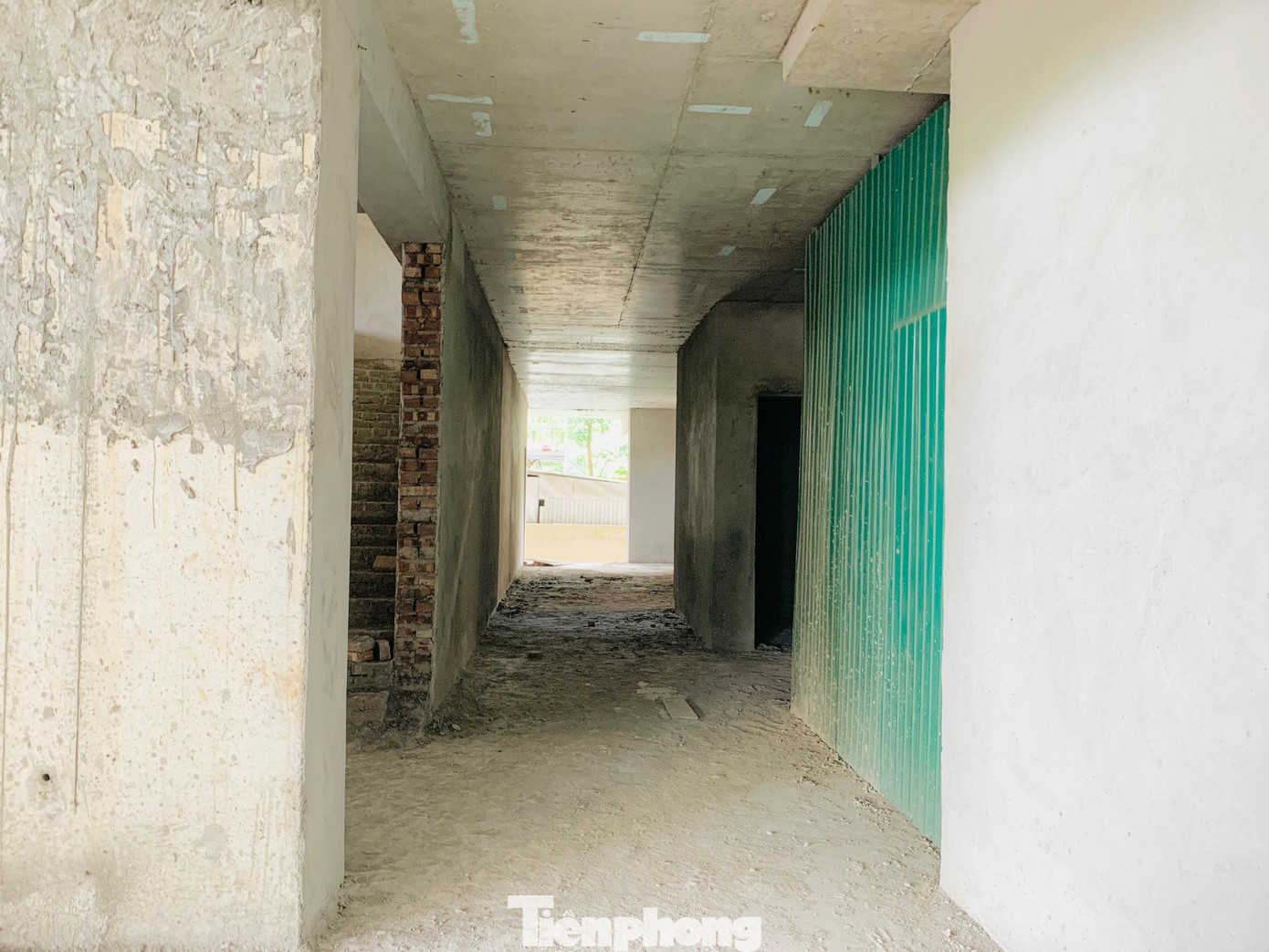 Sau bốn năm triển khai xây dựng, dự án vẫn ngổn ngang, chỉ là khu nhà trống, nhiều hạng mục chưa được hoàn thiện.