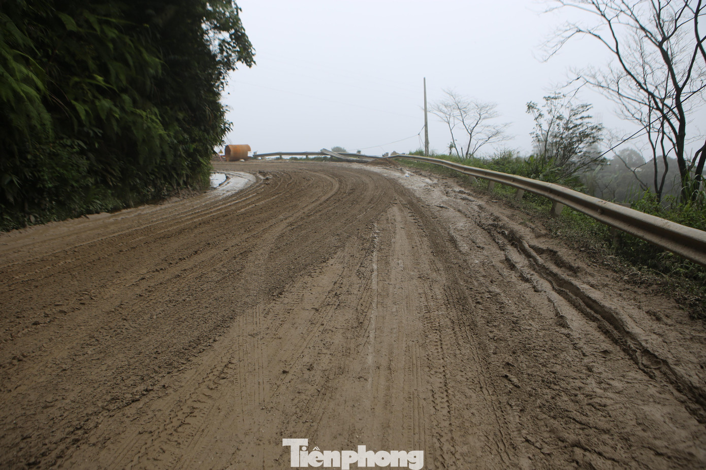 Đoạn đường nhếch nhác, lầy lội vào thời điểm mưa.