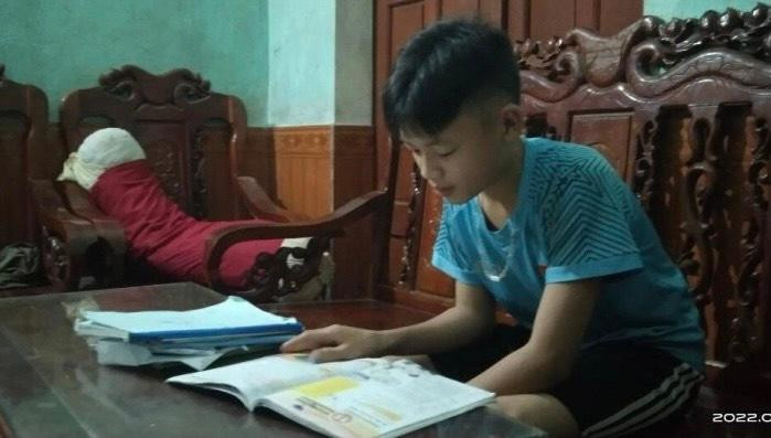 Khi đang học bài thì Dương phát hiện hai em nhỏ đuối nước nên dũng cảm lao mình xuống kênh cứu người.