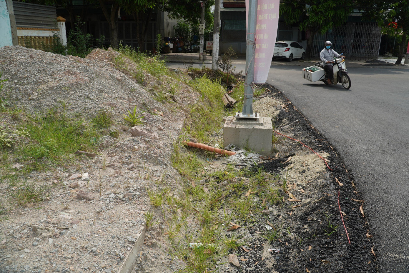 Theo ngành chức năng, dự án triển khai kéo dài qua nhiều năm dẫn đến việc thay đổi trong chính sách đền bù. Vì thế nhiều người dân chưa thống nhất phương án đền bù giải phóng mặt bằng. Hiện chính quyền địa phương và ngành chức năng đang vào cuộc để tuyên truyền vận động người dân sớm bàn giao, cố gắng trong năm nay sẽ hoàn thành công tác giải phóng mặt bằng, triển khai xây dựng dự án.