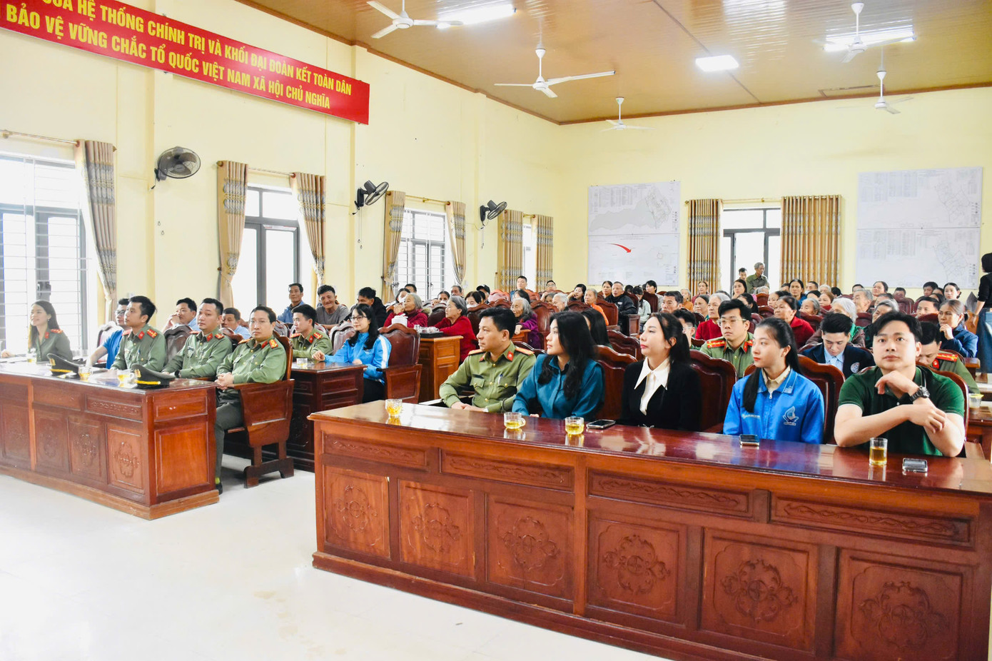 Ngày 6/4, Tỉnh Đoàn, Hội LHTN Việt Nam tỉnh Hà Tĩnh phối hợp Đoàn thanh niên Văn phòng Bộ Công an và các đơn vị tổ chức Chương trình tình nguyện “Tháng Ba biên giới”, hành trình "Tôi yêu Tổ quốc tôi" tại các huyện Hương Khê, Cẩm Xuyên. Ảnh: HN