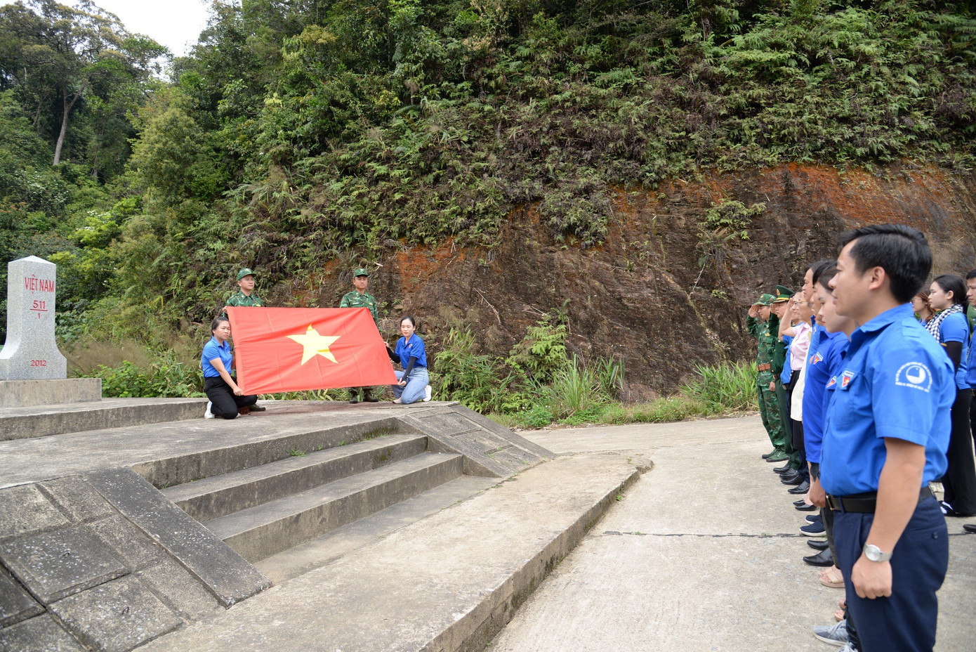 Ngày 29/3, Đoàn Khối các cơ quan và doanh nghiệp (CCQ&amp;DN) tỉnh Hà Tĩnh phối hợp cùng Đoàn Khối các Cơ quan tỉnh Đồng Nai, Huyện đoàn Hương Khê tổ chức chương trình "Tháng Ba biên giới năm 2024" tại xã Hương Vĩnh (huyện Hương Khê). Ảnh: HN