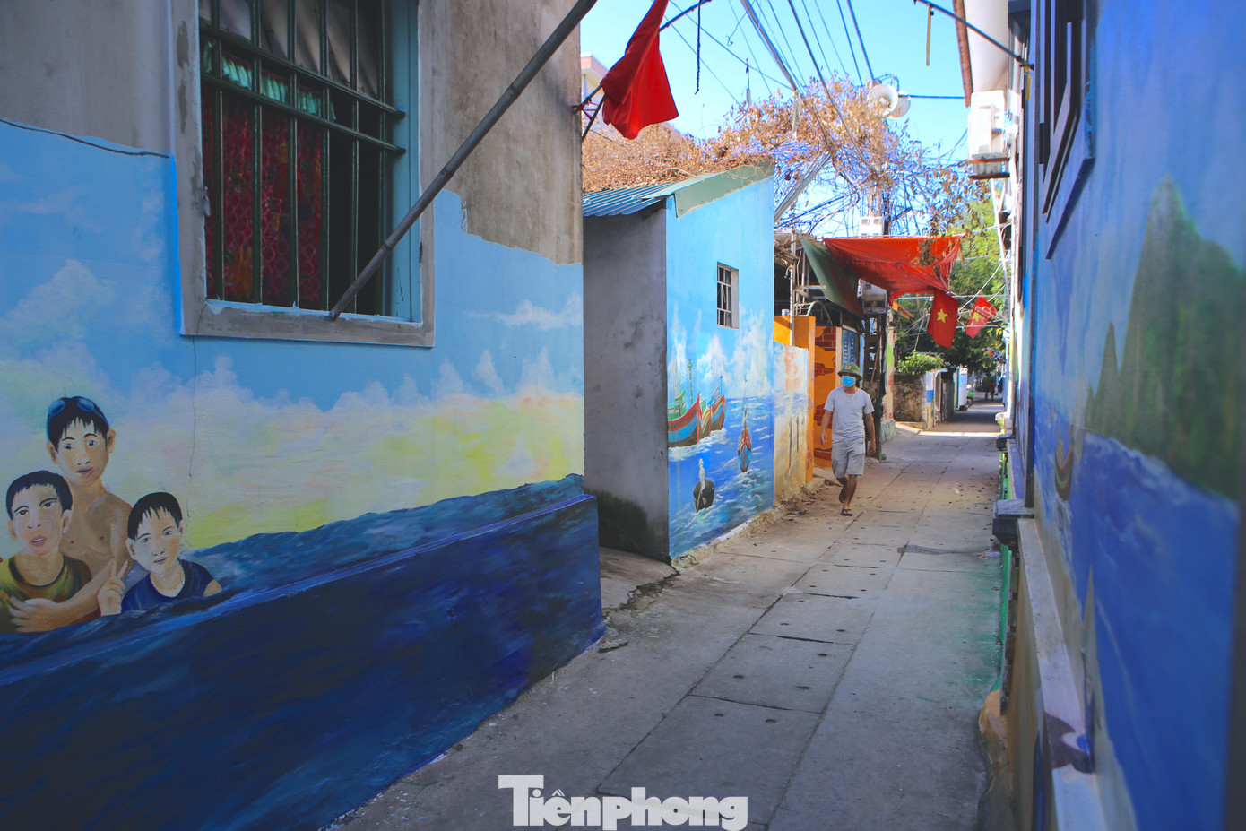 Khác hẳn với những gam màu trầm lam lũ của làng chài ven biển, nay cuộc sống người dân cũng trở nên nhẹ nhàng, thư thái hơn với những bức tranh tường nghệ thuật.