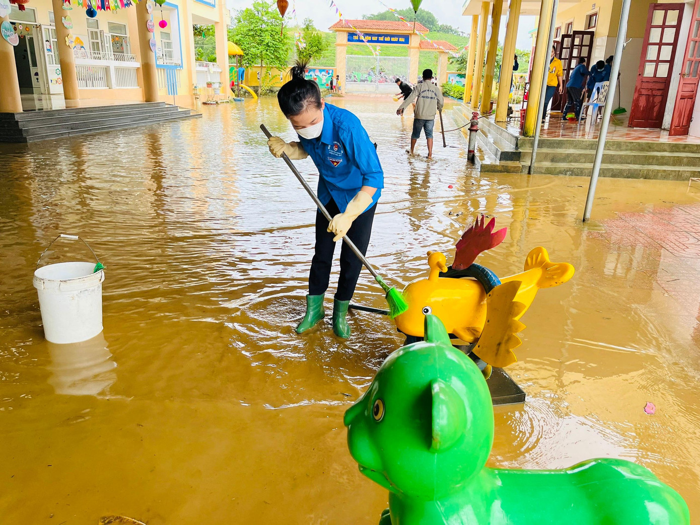 Mỗi người một nhiệm vụ, khi nước lũ rút đều xung kích đi đầu hỗ trợ các vùng bị ngập lụt dọn dẹp sau mưa lũ.