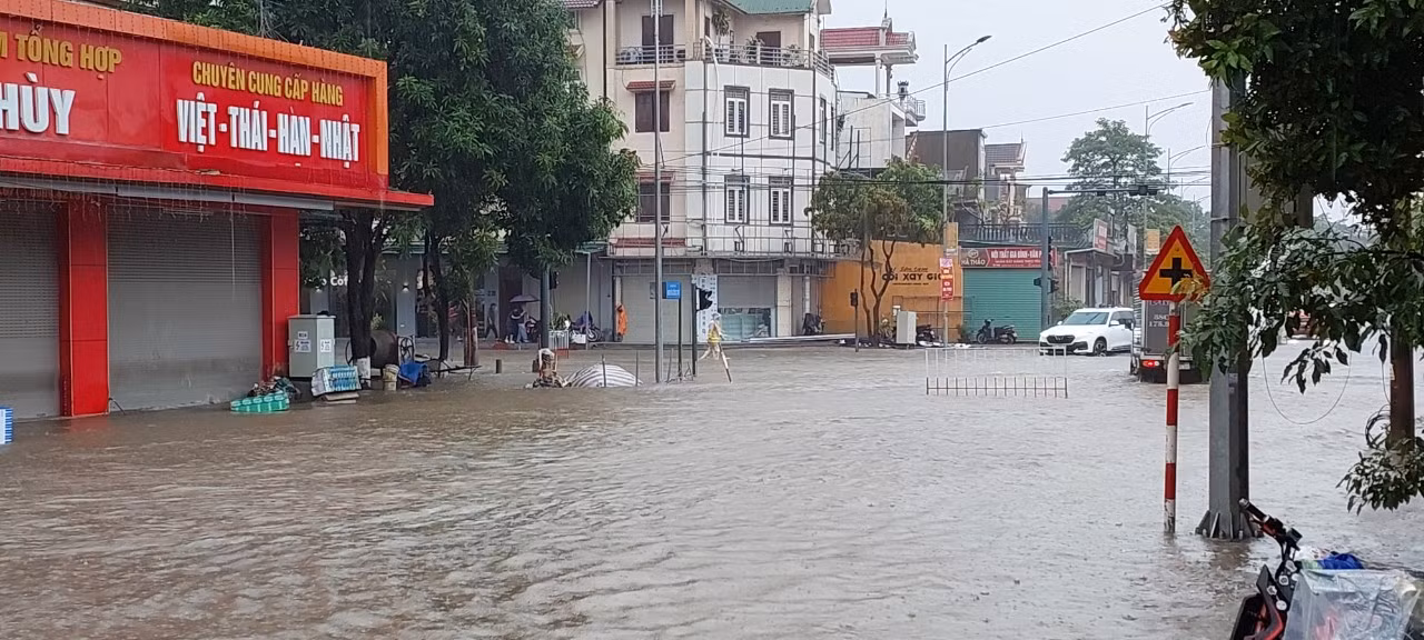 Ghi nhận sáng 8/10, mưa lớn kéo dài khiến nhiều tuyến đường trên địa bàn thành phố Hà Tĩnh “biến thành sông”.
